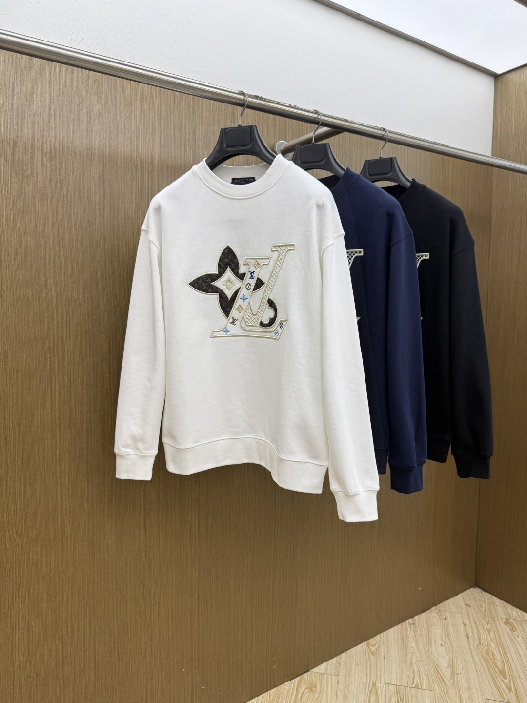 秋冬 LV 🔥秋冬新款绣花休闲圆领套头卫衣  全棉精梳毛圈面料，面料高温已洗水定型，经典重工艺刺绣，整体设计简约而不失个