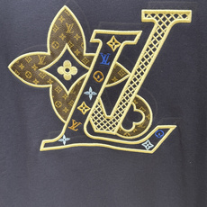 秋冬 LV 🔥秋冬新款绣花休闲圆领套头卫衣 全棉精梳毛圈面料,面料高温已洗水定型,经典重工艺刺绣,整体设计简约而不失个 秋冬 LV 🔥秋冬新款绣花休闲圆领套头卫衣 全棉精梳毛圈面料,面料高温已洗水定型,经典重工艺刺绣,整体设计简约而不失个