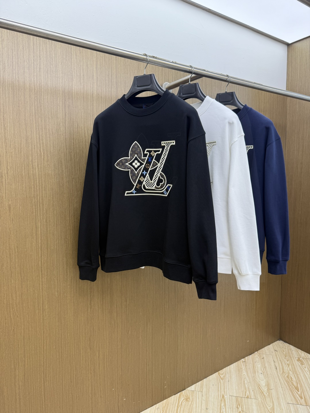 秋冬 LV 🔥秋冬新款绣花休闲圆领套头卫衣  全棉精梳毛圈面料，面料高温已洗水定型，经典重工艺刺绣，整体设计简约而不失个