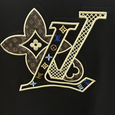 秋冬 LV 🔥秋冬新款绣花休闲圆领套头卫衣 全棉精梳毛圈面料,面料高温已洗水定型,经典重工艺刺绣,整体设计简约而不失个 秋冬 LV 🔥秋冬新款绣花休闲圆领套头卫衣 全棉精梳毛圈面料,面料高温已洗水定型,经典重工艺刺绣,整体设计简约而不失个