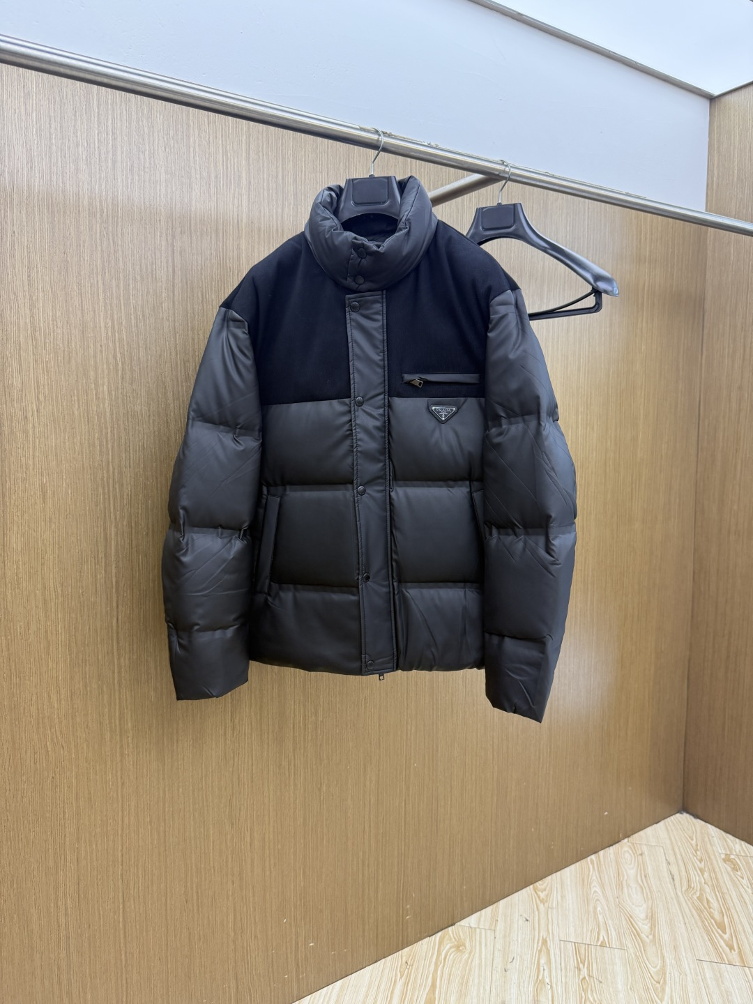 秋冬 PD 🔥SS秋冬最新款时尚休闲款羽绒服外套.高端90#白鸭绒填充。处处细节显工艺足够的高级   结构性剪裁的设计改