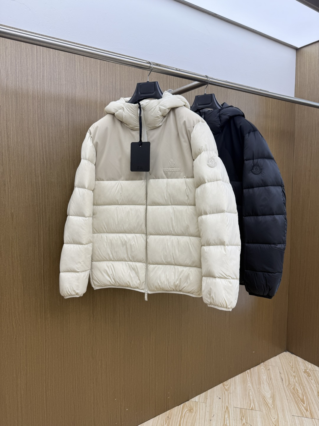 秋冬 Mon 🔥SS秋冬最新款时尚休闲款羽绒服连帽外套.高端90#白鸭绒填充。处处细节显工艺足够的高级   结构性剪裁的