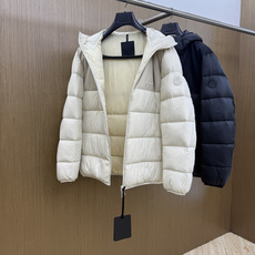 秋冬 Mon 🔥SS秋冬最新款时尚休闲款羽绒服连帽外套.高端90#白鸭绒填充。处处细节显工艺足够的高级 结构性剪裁的 秋冬 Mon 🔥SS秋冬最新款时尚休闲款羽绒服连帽外套.高端90#白鸭绒填充。处处细节显工艺足够的高级 结构性剪裁的