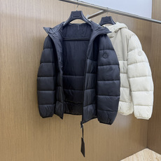 秋冬 Mon 🔥SS秋冬最新款时尚休闲款羽绒服连帽外套.高端90#白鸭绒填充。处处细节显工艺足够的高级 结构性剪裁的 秋冬 Mon 🔥SS秋冬最新款时尚休闲款羽绒服连帽外套.高端90#白鸭绒填充。处处细节显工艺足够的高级 结构性剪裁的