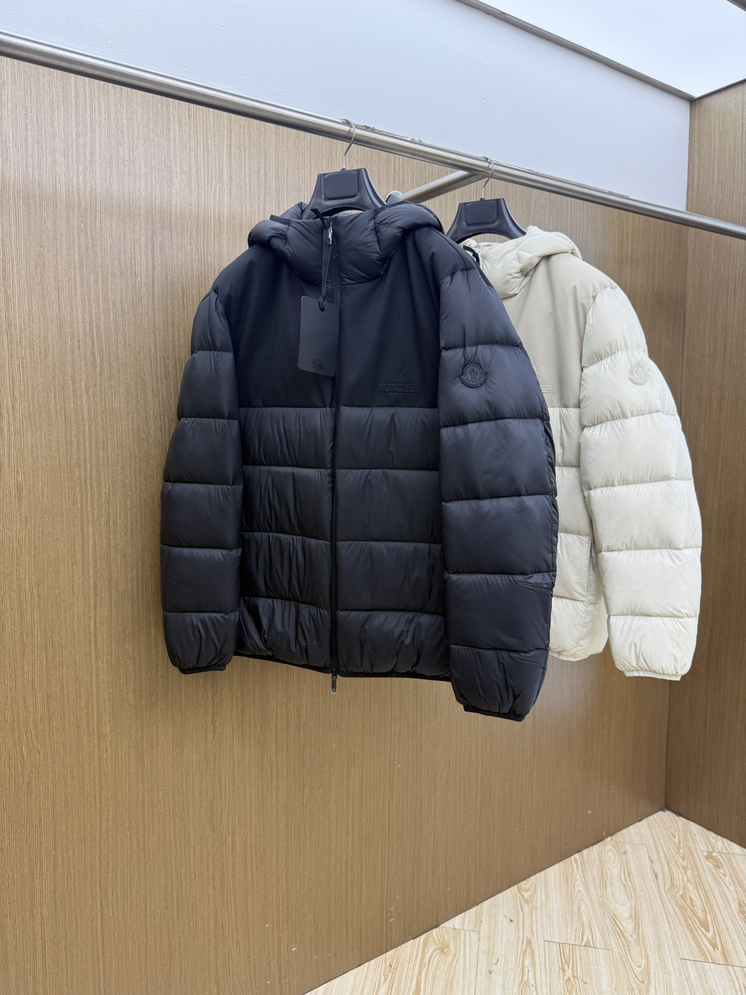 秋冬 Mon 🔥SS秋冬最新款时尚休闲款羽绒服连帽外套.高端90#白鸭绒填充。处处细节显工艺足够的高级   结构性剪裁的