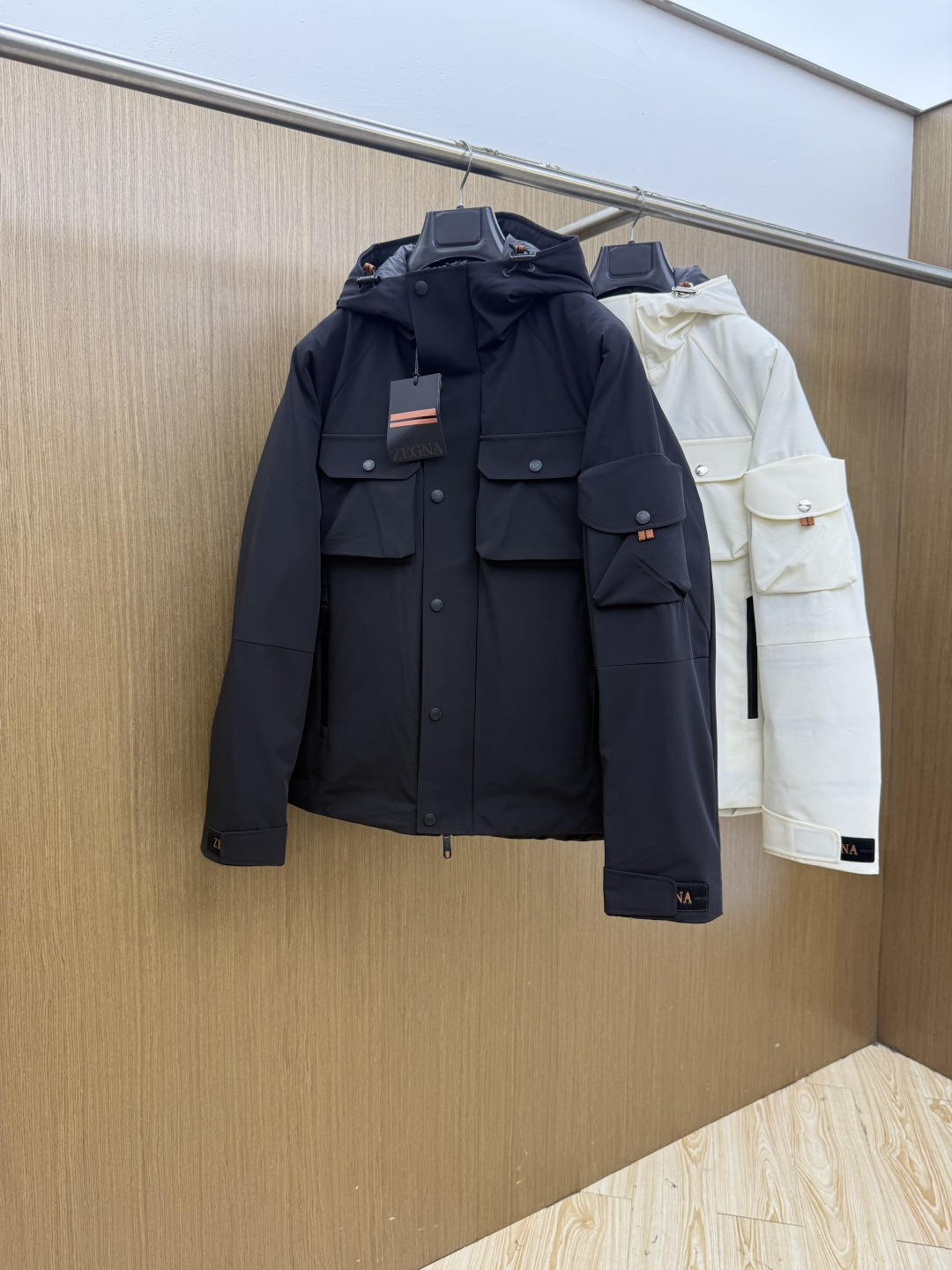 秋冬 Mon 🔥SS秋冬最新款时尚休闲款羽绒服连帽外套.高端90#白鸭绒填充。处处细节显工艺足够的高级   结构性剪裁的