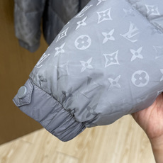秋冬 LV 🔥SS秋冬最新款时尚休闲款羽绒服连帽外套.高端90#白鸭绒填充。处处细节显工艺足够的高级 结构性剪裁的设 秋冬 LV 🔥SS秋冬最新款时尚休闲款羽绒服连帽外套.高端90#白鸭绒填充。处处细节显工艺足够的高级 结构性剪裁的设