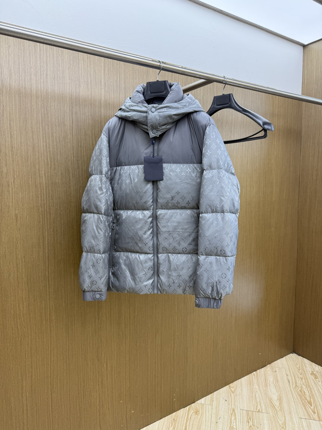 秋冬 LV 🔥SS秋冬最新款时尚休闲款羽绒服连帽外套.高端90#白鸭绒填充。处处细节显工艺足够的高级   结构性剪裁的设