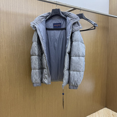 秋冬 LV 🔥SS秋冬最新款时尚休闲款羽绒服连帽外套.高端90#白鸭绒填充。处处细节显工艺足够的高级 结构性剪裁的设 秋冬 LV 🔥SS秋冬最新款时尚休闲款羽绒服连帽外套.高端90#白鸭绒填充。处处细节显工艺足够的高级 结构性剪裁的设