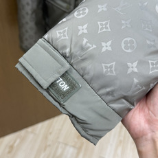 秋冬 LV 🔥SS秋冬最新款时尚休闲款羽绒服连帽外套.高端90#白鸭绒填充。处处细节显工艺足够的高级 结构性剪裁的设 秋冬 LV 🔥SS秋冬最新款时尚休闲款羽绒服连帽外套.高端90#白鸭绒填充。处处细节显工艺足够的高级 结构性剪裁的设