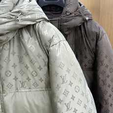秋冬 LV 🔥SS秋冬最新款时尚休闲款羽绒服连帽外套.高端90#白鸭绒填充。处处细节显工艺足够的高级 结构性剪裁的设 秋冬 LV 🔥SS秋冬最新款时尚休闲款羽绒服连帽外套.高端90#白鸭绒填充。处处细节显工艺足够的高级 结构性剪裁的设
