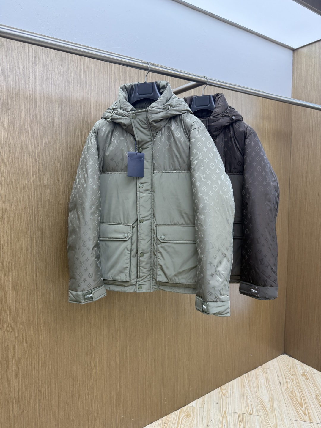 秋冬 LV 🔥SS秋冬最新款时尚休闲款羽绒服连帽外套.高端90#白鸭绒填充。处处细节显工艺足够的高级   结构性剪裁的设