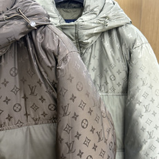 秋冬 LV 🔥SS秋冬最新款时尚休闲款羽绒服连帽外套.高端90#白鸭绒填充。处处细节显工艺足够的高级 结构性剪裁的设 秋冬 LV 🔥SS秋冬最新款时尚休闲款羽绒服连帽外套.高端90#白鸭绒填充。处处细节显工艺足够的高级 结构性剪裁的设