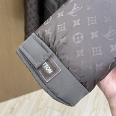 秋冬 LV 🔥SS秋冬最新款时尚休闲款羽绒服连帽外套.高端90#白鸭绒填充。处处细节显工艺足够的高级 结构性剪裁的设 秋冬 LV 🔥SS秋冬最新款时尚休闲款羽绒服连帽外套.高端90#白鸭绒填充。处处细节显工艺足够的高级 结构性剪裁的设