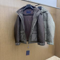 秋冬 LV 🔥SS秋冬最新款时尚休闲款羽绒服连帽外套.高端90#白鸭绒填充。处处细节显工艺足够的高级 结构性剪裁的设 秋冬 LV 🔥SS秋冬最新款时尚休闲款羽绒服连帽外套.高端90#白鸭绒填充。处处细节显工艺足够的高级 结构性剪裁的设