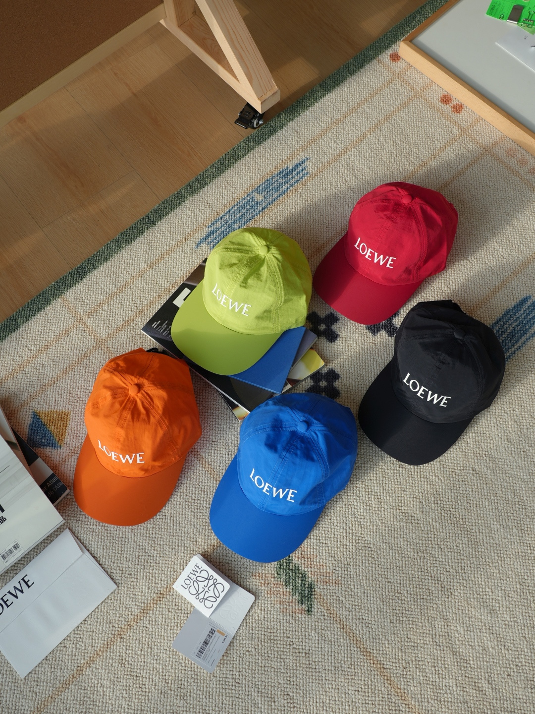 NO:938623,LOEWE 2026 aula's Ibiza series new baseball cap, a 'dopamine' artifact that everyone in the celebrity circle has!  How can we welcome the summer sunshine without a baseball cap that combines good looks with high technology?  The new masterpiece of Loewe 2026 Ibiza series perfectly combines the high-end lazy holiday style with the street trend. This is not only a hat, but also the finishing touch of your OOTD in all seasons!  [Exciting fruit colors, play with dopamine outfits] The color aesthetics of summer vitality, each one is as attractive as freshly squeezed juice. The high saturation not only makes the skin whiter, but also breaks the dullness of the outfit, easily creating a high-end vacation feeling. [Japanese black technology fabrics,  Water-repellent and extremely breathable] It uses [Japanese technology splash-proof fabric] supplied by LOT Jinzhu Social Society, which feels silky and light. Not only can it easily cope with sudden light rain in summer, its excellent breathability can also ensure that it will not be stuffy for a long time and keep your head warm at all times.  Refreshing. [Memory' version, foldable and zero constraints] A true travel storage artifact! The special fabric technology allows it to be kneaded, folded and stuffed into bags or pockets. Take it out and shake it, and it will instantly restore the original wide version, saying goodbye to traditional sticks.  Ball caps are easy to deform due to pressure. [Seamless adjustment, no need to pick the head shape to make the face smaller] The exquisite adjustable buckle design at the rear can easily adapt to various head sizes. The perfect ergonomic hat shape can effectively modify the facial lines, and can be worn to create a delicate V-face even with a large head circumference.  Half of the entertainment industry is wearing the 'top-notch style'. No need to hesitate, just follow Idol and buy it!  Jiang Qiming, Ouyang Nana, Jackson Wang, Zhang Yixing, Wu Jianhao, Lisa, Tian Xiwei, Zhang Ruonan, Cecilia Cheung!  The same style as the crazy flop in the private server!  It can be easily matched with various styles. It is manufactured by the top Hong Kong-funded factories in China. It is pure original goods and original export packaging. It is highly recommended to buy it in multiple colors!  The dark color is versatile for commuting, and the fruity color brightens up weekends and holidays. It is an excellent choice to buy as a couple hat or a best friend hat. Good things wait for no one, and the color wears off very quickly, so be quick!  ,hat.scarf.socks,loewe,loewe,socks,hats19860909LOEWE罗意威 2026 aula's Ibiza系列新款棒球帽,明星圈人手一顶的“多巴胺”神器！ 迎接夏日阳光,怎么能少了一顶兼具高颜值&黑科技的棒球帽？Loewe 2026 Ibiza系列全新力作,将高级慵懒的度假风与街头潮流完美融合.这不仅是一顶帽子,更是你四季OOTD的点睛之笔！【心动水果色系,玩转多巴胺穿搭】极具夏日活力的色彩美学,每一款都像鲜榨果汁般诱人.高饱和度不仅衬肤显白,更能打破穿搭沉闷,轻松营造高级度假感.【日本黑科技面料,防泼水且极度透气】采用LOT金珠社会社客供的【日本科技防溅水面料】,手感丝滑轻盈.不仅能轻松应对夏日突如其来的微雨,其极佳的透气性更能保证久戴不闷热,时刻保持头部清爽.【记忆”版型,随意折叠零束缚】真正的差旅收纳神器！特殊的面料工艺让它可以随意揉捏、折叠塞进包包或口袋.拿出来甩一甩,瞬间恢复原有的挺阔版型,彻底告别传统棒球帽容易压变形的烦恼.【无痕调节,不挑头型显脸小】后置精巧的可调节搭扣设计,轻松适配各种头围尺寸.完美的人体工学帽型,有效修饰脸部线条,大头围也能戴出精致小V脸. 半个娱乐圈都在戴的“顶流同款】无需犹豫,跟着Idol买就对了！蒋奇明、欧阳娜娜、王嘉尔、张艺兴、吴建豪、Lisa、田曦薇、章若楠、张柏芝！ 私服疯狂翻牌的同款！各种风格都能轻松搭配 国内顶尖港资工厂代工流出,纯纯的原单货,原封出口包装 强烈推荐多色入手！深色系百搭通勤,水果色系点亮周末与假期.买来做情侣帽、闺蜜帽更是绝佳选择.好货不等人,断色极快,手速要快！,帽子.围巾.袜子,loewe,loewe,socks,hats,accessory