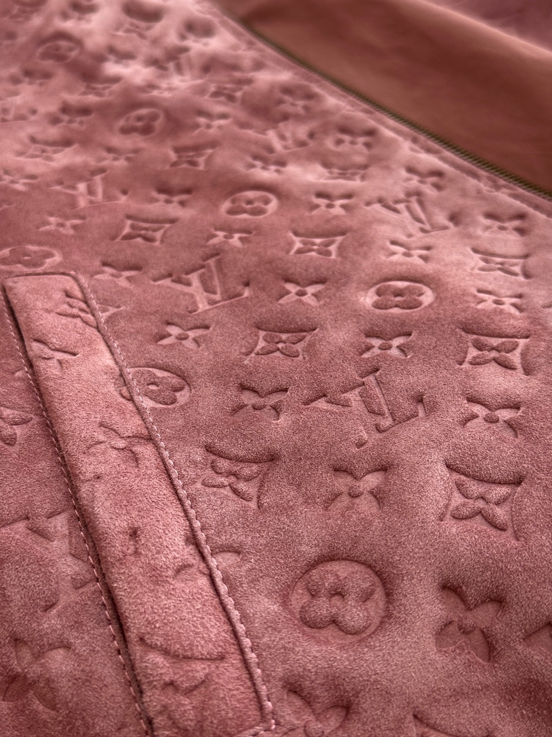 p1900 这款Monogram 压纹羊皮夹克，无论是选料还是工艺，均达到奢侈品工坊的最高标准。羊皮革的轻盈柔韧，结合全幅压纹对花的精准呈现，辅料与车缝的严谨处理，共同塑造出一件极具收藏价值与穿着体验的高端皮衣。
