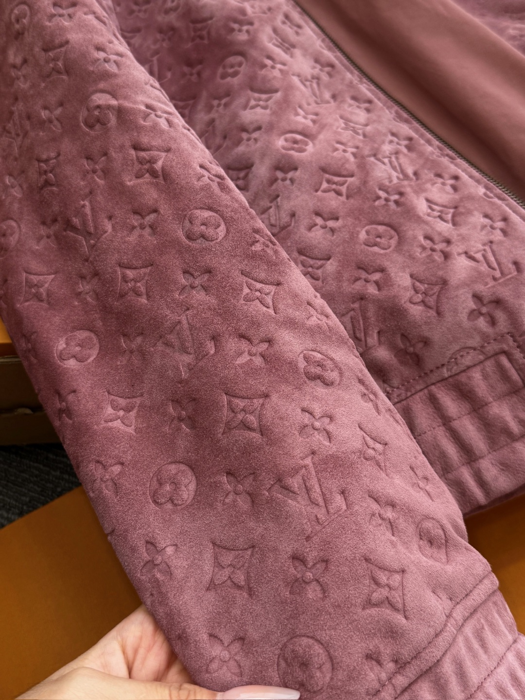 p1900 这款Monogram 压纹羊皮夹克，无论是选料还是工艺，均达到奢侈品工坊的最高标准。羊皮革的轻盈柔韧，结合全幅压纹对花的精准呈现，辅料与车缝的严谨处理，共同塑造出一件极具收藏价值与穿着体验的高端皮衣。
