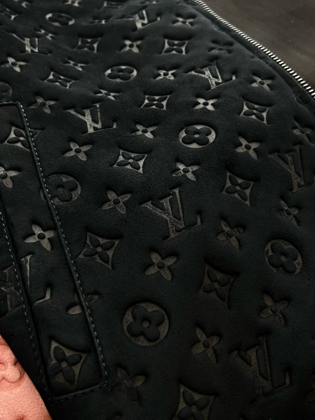 p1900 这款Monogram 压纹羊皮夹克，无论是选料还是工艺，均达到奢侈品工坊的最高标准。羊皮革的轻盈柔韧，结合全幅压纹对花的精准呈现，辅料与车缝的严谨处理，共同塑造出一件极具收藏价值与穿着体验的高端皮衣。
