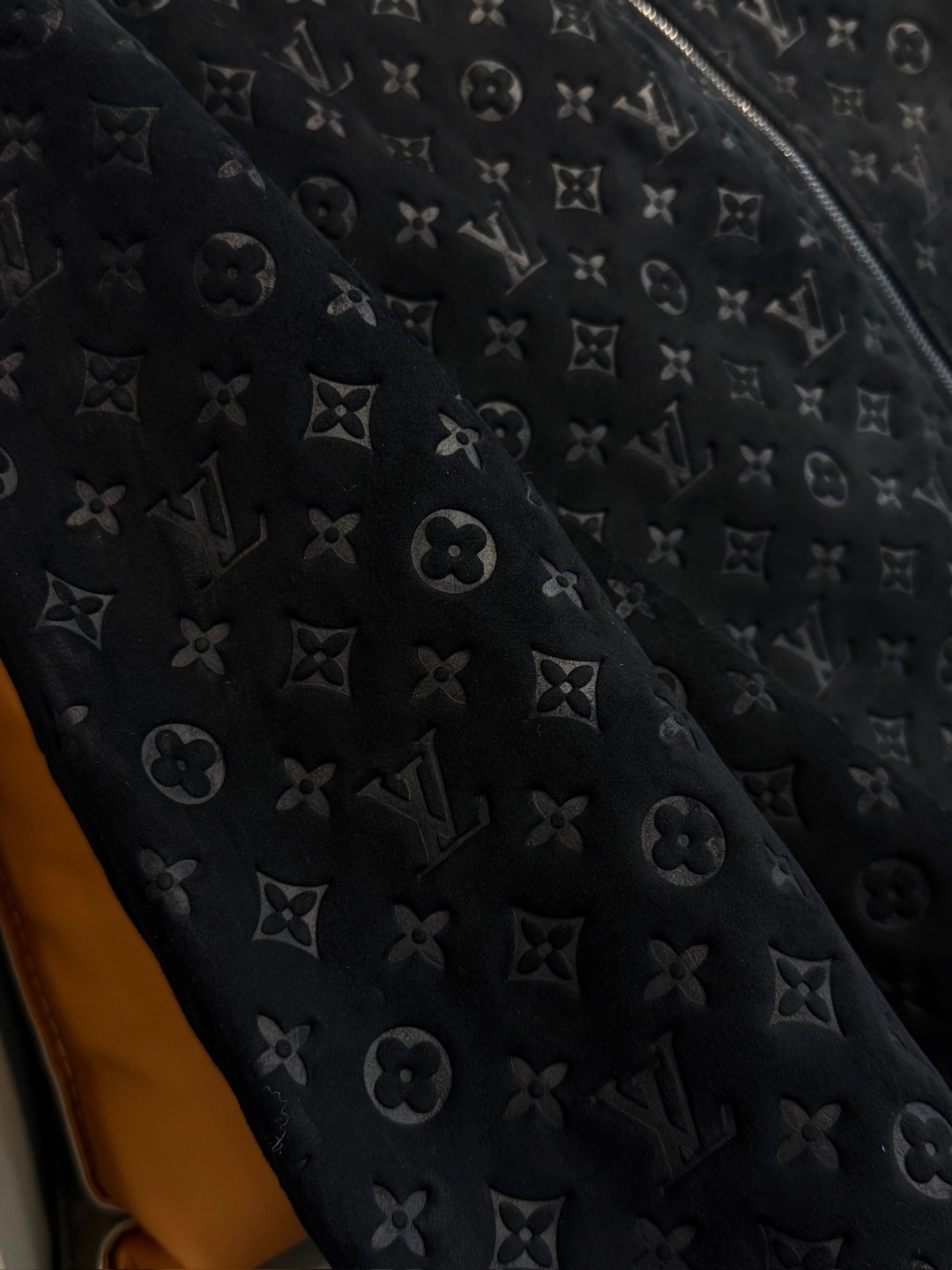p1900 这款Monogram 压纹羊皮夹克，无论是选料还是工艺，均达到奢侈品工坊的最高标准。羊皮革的轻盈柔韧，结合全幅压纹对花的精准呈现，辅料与车缝的严谨处理，共同塑造出一件极具收藏价值与穿着体验的高端皮衣。
