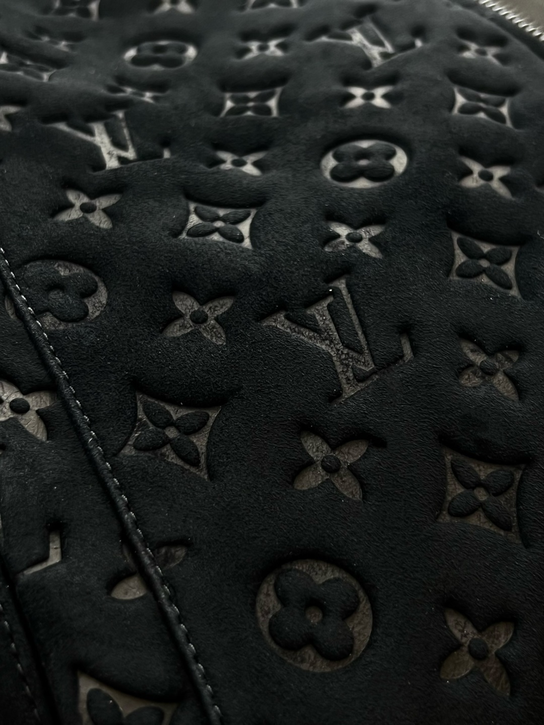 p1900 这款Monogram 压纹羊皮夹克，无论是选料还是工艺，均达到奢侈品工坊的最高标准。羊皮革的轻盈柔韧，结合全幅压纹对花的精准呈现，辅料与车缝的严谨处理，共同塑造出一件极具收藏价值与穿着体验的高端皮衣。
