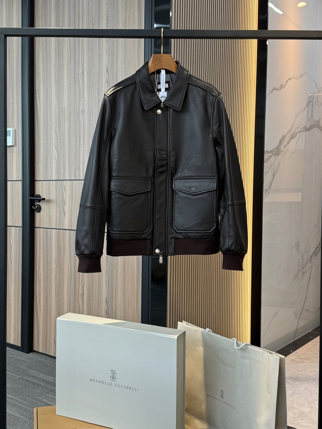 p1800 BC男装 Brunello Cucinelli 休闲时尚短夹克皮衣外套 . 皮革飞行员夹克 | 认准独家打造!钱包无负荷!!!!秋冬轻松拥有最高档次
材质:羊皮革
里料:100%铜氨纤维
独家款 权网天花级❗️‼️
独家款 权网天花级❗️‼️
独家订制专柜品质全套包装
(包装盒+ 手提袋+ 品牌专属标识雪梨纸)
外包装📦 !!!! 最高配置顺丰包邮!!!
Brunello Cucinelli的材料展现了这款短夹克的传统品味。夹克采用精选皮革制作,粒面契合些许不规则的纹理,营造自成一家的特色。衬衫式衣领与双门襟结构,搭配翻盖式口袋与实用的多层次收纳内袋,与标准版型组合,彰显了夹克的设计感. 兼顾功能性与日常穿搭。整体版型利落合身,诠释低调奢华的绅士风格,是一款兼具休闲与优雅气质的高端夹克
•细节设计:拉链和揿扣双门襟 |衬衫式领子|贴袋式翻盖和系扣下摆口袋|袖口和下摆罗纹编织|两个系扣内口袋和一个笔袋|带衬里
选用上乘羊皮革制作,皮面纹理自然细腻,呈现轻微不规则的粒面效果,既保留了真皮的原始质感,又凸显出独特的高级感。羊皮革手感柔软却具备良好的挺括度,轻盈舒适,适合长时间穿着。 皮料经过 精细鞣制与后道处理工艺,有效提升了耐磨性与抗拉强度,表面带有微光泽感,兼具质感与耐用性。粒面肌理在光影下呈现层次变化,使整体夹克更显立体。
辅料金属拉链与专属刻字四合扣,细节中彰显品牌精致格调;与内里 100% 铜氨纤维的顺滑触感相互呼应,皮革与衬里的结合保证了穿着时的舒适性与透气性。 并搭配专属皮革包边与刺绣扣眼,尽显意大利工艺水准。袖口与下摆使用罗纹织物收边,兼顾实用性与设计感,提升整体廓形稳定度
