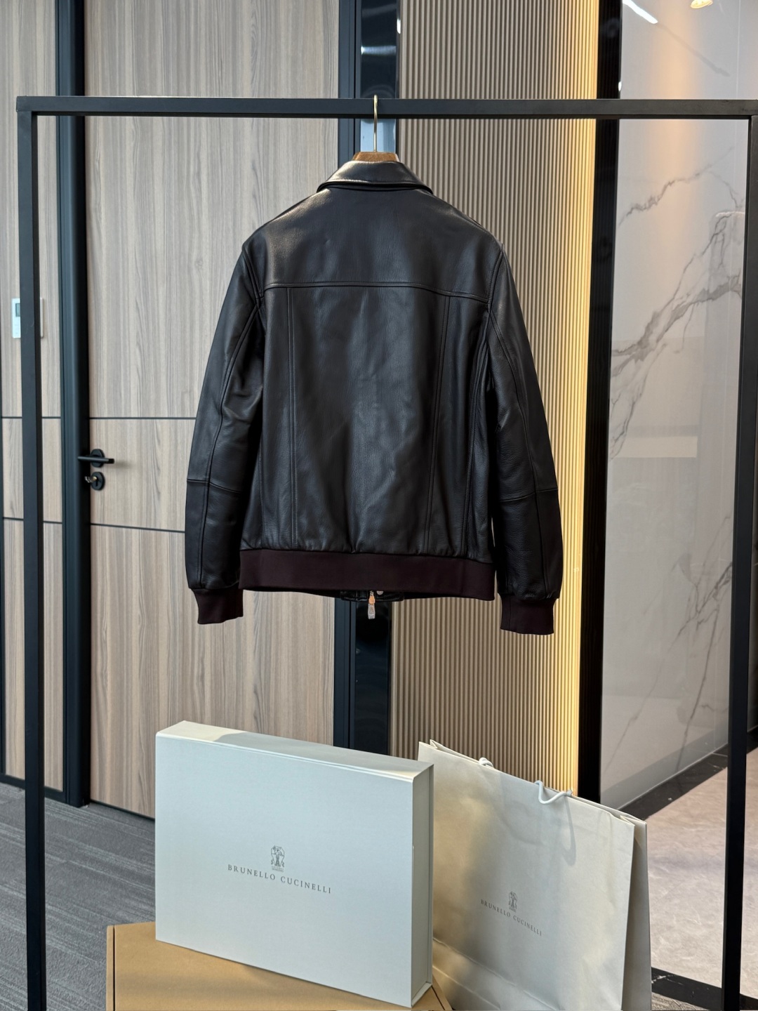 p1800 BC男装 Brunello Cucinelli 休闲时尚短夹克皮衣外套 . 皮革飞行员夹克 | 认准独家打造!钱包无负荷!!!!秋冬轻松拥有最高档次
材质:羊皮革
里料:100%铜氨纤维
独家款 权网天花级❗️‼️
独家款 权网天花级❗️‼️
独家订制专柜品质全套包装
(包装盒+ 手提袋+ 品牌专属标识雪梨纸)
外包装📦 !!!! 最高配置顺丰包邮!!!
Brunello Cucinelli的材料展现了这款短夹克的传统品味。夹克采用精选皮革制作,粒面契合些许不规则的纹理,营造自成一家的特色。衬衫式衣领与双门襟结构,搭配翻盖式口袋与实用的多层次收纳内袋,与标准版型组合,彰显了夹克的设计感. 兼顾功能性与日常穿搭。整体版型利落合身,诠释低调奢华的绅士风格,是一款兼具休闲与优雅气质的高端夹克
•细节设计:拉链和揿扣双门襟 |衬衫式领子|贴袋式翻盖和系扣下摆口袋|袖口和下摆罗纹编织|两个系扣内口袋和一个笔袋|带衬里
选用上乘羊皮革制作,皮面纹理自然细腻,呈现轻微不规则的粒面效果,既保留了真皮的原始质感,又凸显出独特的高级感。羊皮革手感柔软却具备良好的挺括度,轻盈舒适,适合长时间穿着。 皮料经过 精细鞣制与后道处理工艺,有效提升了耐磨性与抗拉强度,表面带有微光泽感,兼具质感与耐用性。粒面肌理在光影下呈现层次变化,使整体夹克更显立体。
辅料金属拉链与专属刻字四合扣,细节中彰显品牌精致格调;与内里 100% 铜氨纤维的顺滑触感相互呼应,皮革与衬里的结合保证了穿着时的舒适性与透气性。 并搭配专属皮革包边与刺绣扣眼,尽显意大利工艺水准。袖口与下摆使用罗纹织物收边,兼顾实用性与设计感,提升整体廓形稳定度