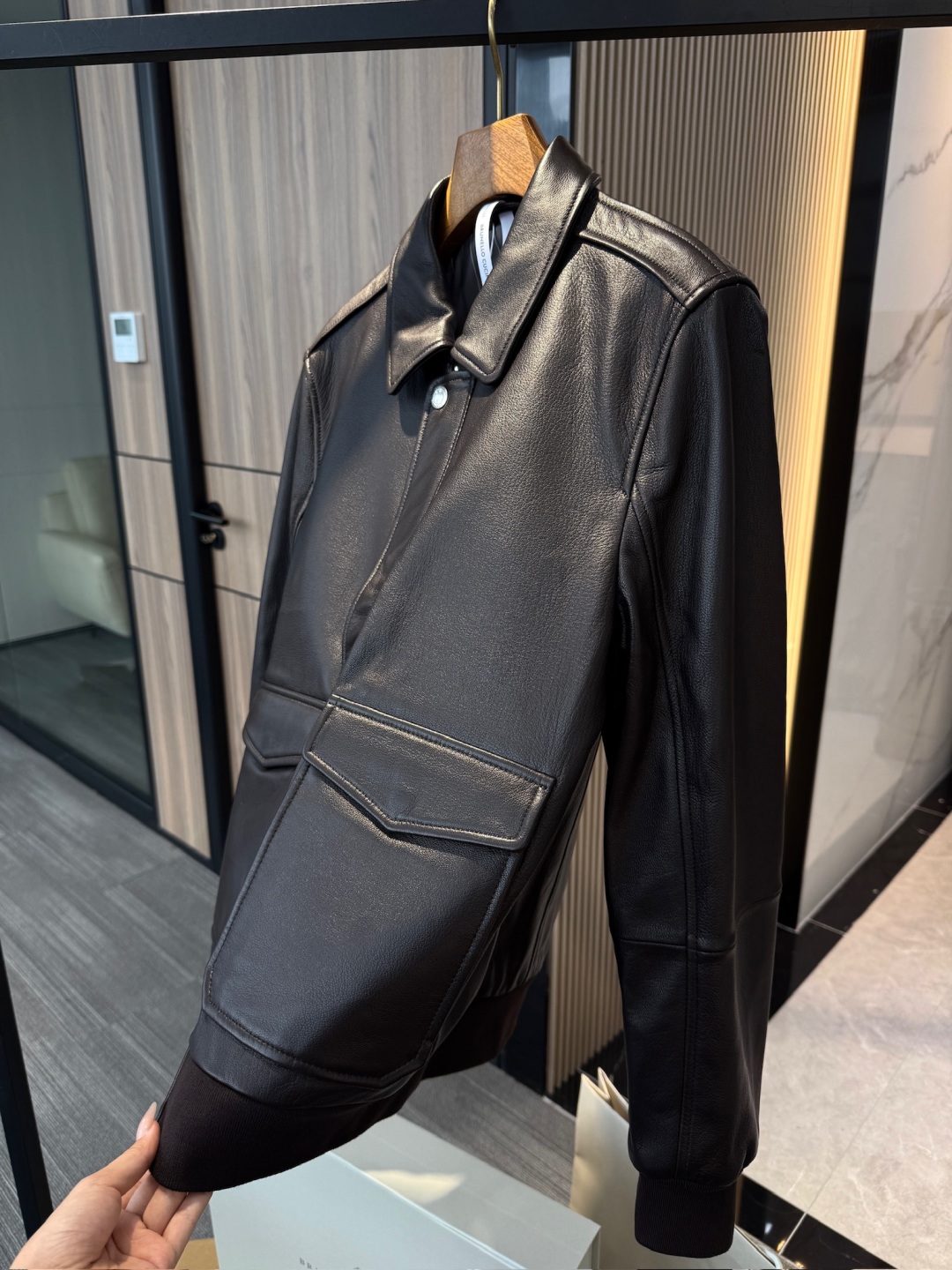p1800 BC男装 Brunello Cucinelli 休闲时尚短夹克皮衣外套 . 皮革飞行员夹克 | 认准独家打造!钱包无负荷!!!!秋冬轻松拥有最高档次
材质:羊皮革
里料:100%铜氨纤维
独家款 权网天花级❗️‼️
独家款 权网天花级❗️‼️
独家订制专柜品质全套包装
(包装盒+ 手提袋+ 品牌专属标识雪梨纸)
外包装📦 !!!! 最高配置顺丰包邮!!!
Brunello Cucinelli的材料展现了这款短夹克的传统品味。夹克采用精选皮革制作,粒面契合些许不规则的纹理,营造自成一家的特色。衬衫式衣领与双门襟结构,搭配翻盖式口袋与实用的多层次收纳内袋,与标准版型组合,彰显了夹克的设计感. 兼顾功能性与日常穿搭。整体版型利落合身,诠释低调奢华的绅士风格,是一款兼具休闲与优雅气质的高端夹克
•细节设计:拉链和揿扣双门襟 |衬衫式领子|贴袋式翻盖和系扣下摆口袋|袖口和下摆罗纹编织|两个系扣内口袋和一个笔袋|带衬里
选用上乘羊皮革制作,皮面纹理自然细腻,呈现轻微不规则的粒面效果,既保留了真皮的原始质感,又凸显出独特的高级感。羊皮革手感柔软却具备良好的挺括度,轻盈舒适,适合长时间穿着。 皮料经过 精细鞣制与后道处理工艺,有效提升了耐磨性与抗拉强度,表面带有微光泽感,兼具质感与耐用性。粒面肌理在光影下呈现层次变化,使整体夹克更显立体。
辅料金属拉链与专属刻字四合扣,细节中彰显品牌精致格调;与内里 100% 铜氨纤维的顺滑触感相互呼应,皮革与衬里的结合保证了穿着时的舒适性与透气性。 并搭配专属皮革包边与刺绣扣眼,尽显意大利工艺水准。袖口与下摆使用罗纹织物收边,兼顾实用性与设计感,提升整体廓形稳定度
