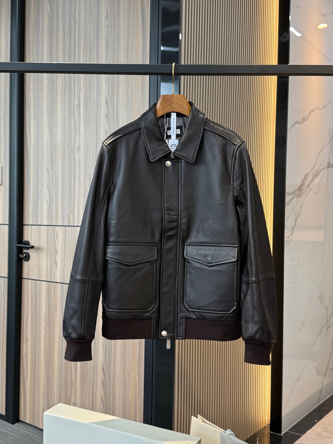 p1800 BC男装 Brunello Cucinelli 休闲时尚短夹克皮衣外套 . 皮革飞行员夹克 | 认准独家打造!钱包无负荷!!!!秋冬轻松拥有最高档次
材质:羊皮革
里料:100%铜氨纤维
独家款 权网天花级❗️‼️
独家款 权网天花级❗️‼️
独家订制专柜品质全套包装
(包装盒+ 手提袋+ 品牌专属标识雪梨纸)
外包装📦 !!!! 最高配置顺丰包邮!!!
Brunello Cucinelli的材料展现了这款短夹克的传统品味。夹克采用精选皮革制作,粒面契合些许不规则的纹理,营造自成一家的特色。衬衫式衣领与双门襟结构,搭配翻盖式口袋与实用的多层次收纳内袋,与标准版型组合,彰显了夹克的设计感. 兼顾功能性与日常穿搭。整体版型利落合身,诠释低调奢华的绅士风格,是一款兼具休闲与优雅气质的高端夹克
•细节设计:拉链和揿扣双门襟 |衬衫式领子|贴袋式翻盖和系扣下摆口袋|袖口和下摆罗纹编织|两个系扣内口袋和一个笔袋|带衬里
选用上乘羊皮革制作,皮面纹理自然细腻,呈现轻微不规则的粒面效果,既保留了真皮的原始质感,又凸显出独特的高级感。羊皮革手感柔软却具备良好的挺括度,轻盈舒适,适合长时间穿着。 皮料经过 精细鞣制与后道处理工艺,有效提升了耐磨性与抗拉强度,表面带有微光泽感,兼具质感与耐用性。粒面肌理在光影下呈现层次变化,使整体夹克更显立体。
辅料金属拉链与专属刻字四合扣,细节中彰显品牌精致格调;与内里 100% 铜氨纤维的顺滑触感相互呼应,皮革与衬里的结合保证了穿着时的舒适性与透气性。 并搭配专属皮革包边与刺绣扣眼,尽显意大利工艺水准。袖口与下摆使用罗纹织物收边,兼顾实用性与设计感,提升整体廓形稳定度