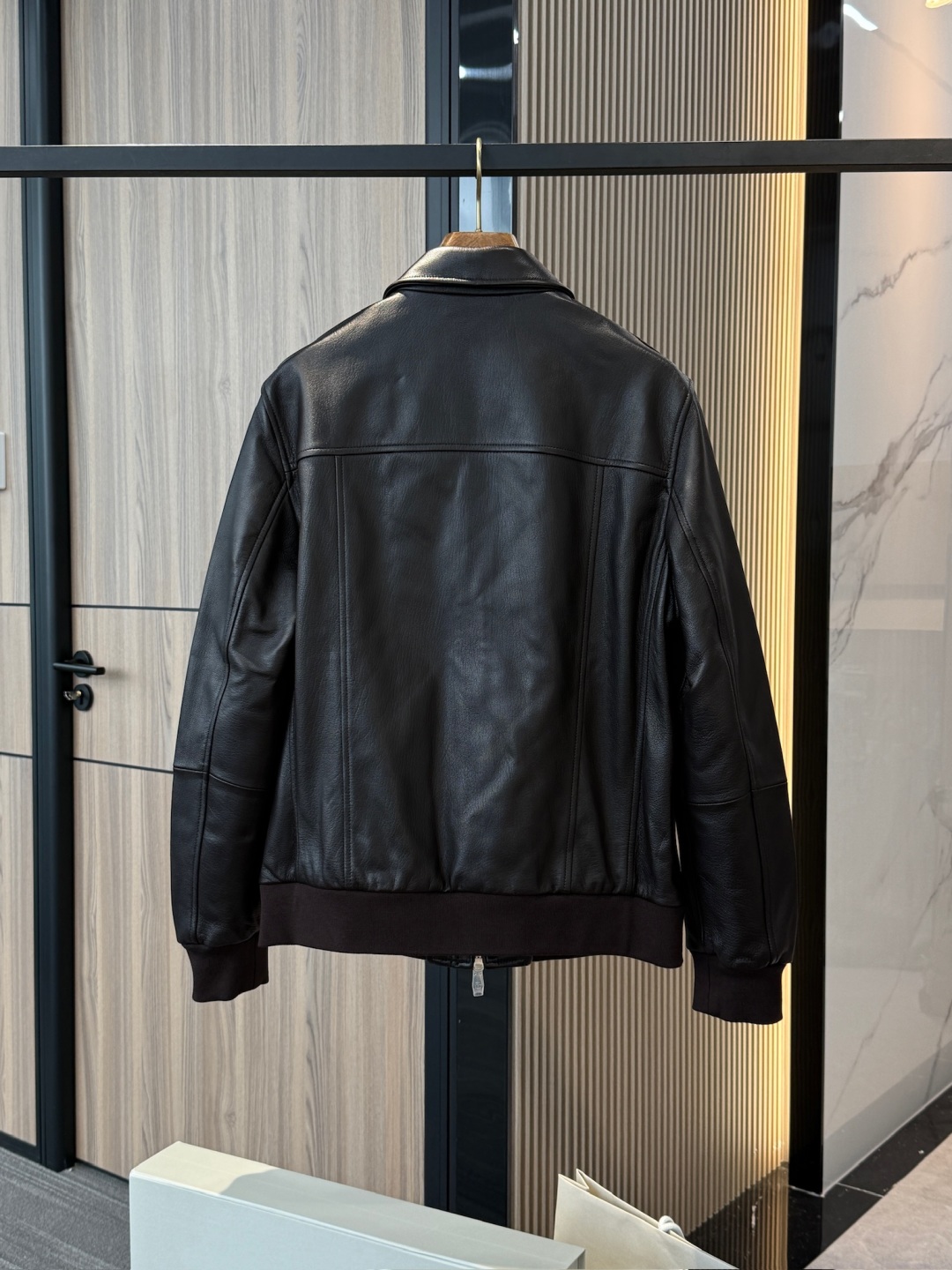 p1800 BC男装 Brunello Cucinelli 休闲时尚短夹克皮衣外套 . 皮革飞行员夹克 | 认准独家打造!钱包无负荷!!!!秋冬轻松拥有最高档次
材质:羊皮革
里料:100%铜氨纤维
独家款 权网天花级❗️‼️
独家款 权网天花级❗️‼️
独家订制专柜品质全套包装
(包装盒+ 手提袋+ 品牌专属标识雪梨纸)
外包装📦 !!!! 最高配置顺丰包邮!!!
Brunello Cucinelli的材料展现了这款短夹克的传统品味。夹克采用精选皮革制作,粒面契合些许不规则的纹理,营造自成一家的特色。衬衫式衣领与双门襟结构,搭配翻盖式口袋与实用的多层次收纳内袋,与标准版型组合,彰显了夹克的设计感. 兼顾功能性与日常穿搭。整体版型利落合身,诠释低调奢华的绅士风格,是一款兼具休闲与优雅气质的高端夹克
•细节设计:拉链和揿扣双门襟 |衬衫式领子|贴袋式翻盖和系扣下摆口袋|袖口和下摆罗纹编织|两个系扣内口袋和一个笔袋|带衬里
选用上乘羊皮革制作,皮面纹理自然细腻,呈现轻微不规则的粒面效果,既保留了真皮的原始质感,又凸显出独特的高级感。羊皮革手感柔软却具备良好的挺括度,轻盈舒适,适合长时间穿着。 皮料经过 精细鞣制与后道处理工艺,有效提升了耐磨性与抗拉强度,表面带有微光泽感,兼具质感与耐用性。粒面肌理在光影下呈现层次变化,使整体夹克更显立体。
辅料金属拉链与专属刻字四合扣,细节中彰显品牌精致格调;与内里 100% 铜氨纤维的顺滑触感相互呼应,皮革与衬里的结合保证了穿着时的舒适性与透气性。 并搭配专属皮革包边与刺绣扣眼,尽显意大利工艺水准。袖口与下摆使用罗纹织物收边,兼顾实用性与设计感,提升整体廓形稳定度