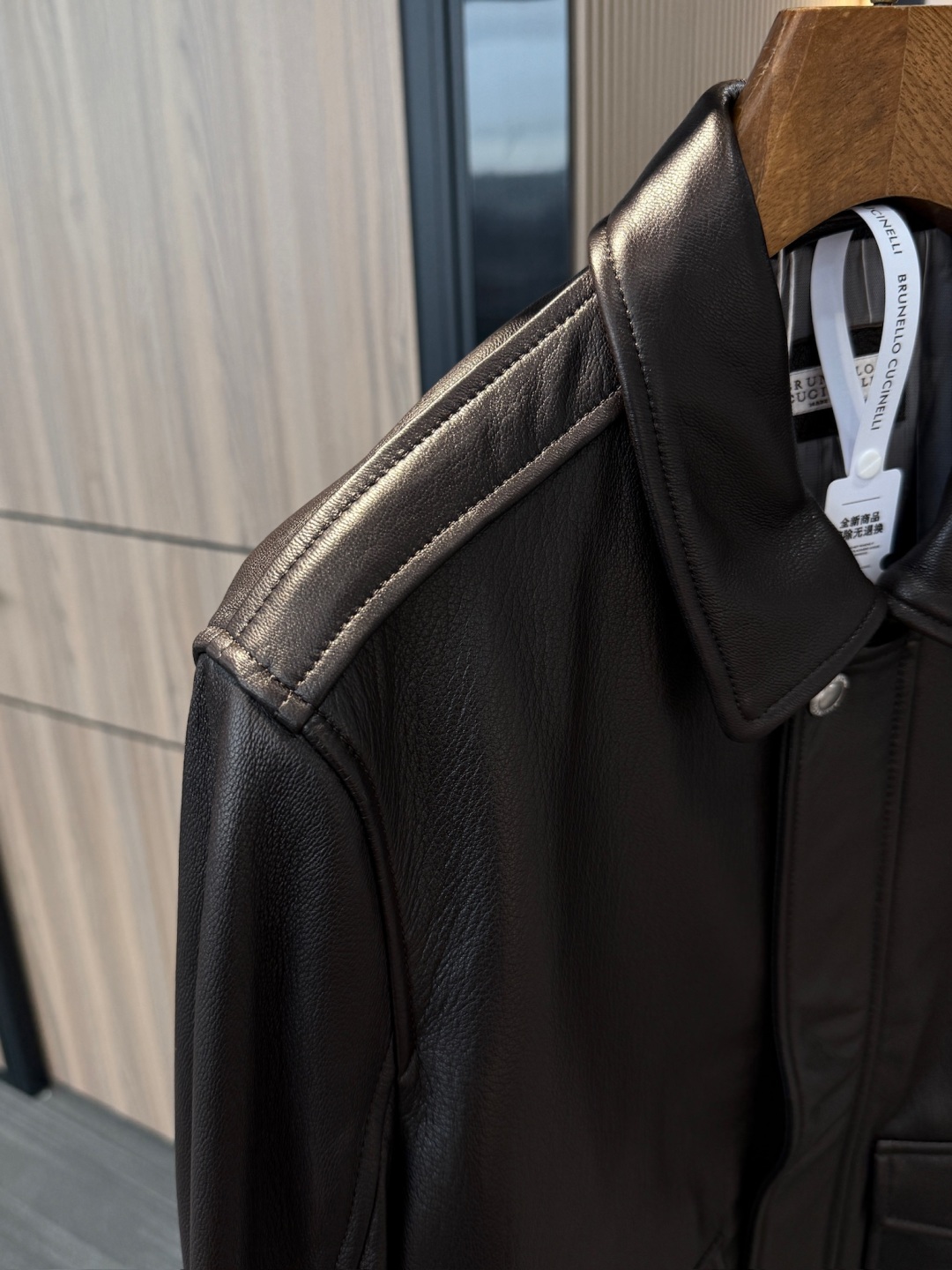 p1800 BC男装 Brunello Cucinelli 休闲时尚短夹克皮衣外套 . 皮革飞行员夹克 | 认准独家打造!钱包无负荷!!!!秋冬轻松拥有最高档次
材质:羊皮革
里料:100%铜氨纤维
独家款 权网天花级❗️‼️
独家款 权网天花级❗️‼️
独家订制专柜品质全套包装
(包装盒+ 手提袋+ 品牌专属标识雪梨纸)
外包装📦 !!!! 最高配置顺丰包邮!!!
Brunello Cucinelli的材料展现了这款短夹克的传统品味。夹克采用精选皮革制作,粒面契合些许不规则的纹理,营造自成一家的特色。衬衫式衣领与双门襟结构,搭配翻盖式口袋与实用的多层次收纳内袋,与标准版型组合,彰显了夹克的设计感. 兼顾功能性与日常穿搭。整体版型利落合身,诠释低调奢华的绅士风格,是一款兼具休闲与优雅气质的高端夹克
•细节设计:拉链和揿扣双门襟 |衬衫式领子|贴袋式翻盖和系扣下摆口袋|袖口和下摆罗纹编织|两个系扣内口袋和一个笔袋|带衬里
选用上乘羊皮革制作,皮面纹理自然细腻,呈现轻微不规则的粒面效果,既保留了真皮的原始质感,又凸显出独特的高级感。羊皮革手感柔软却具备良好的挺括度,轻盈舒适,适合长时间穿着。 皮料经过 精细鞣制与后道处理工艺,有效提升了耐磨性与抗拉强度,表面带有微光泽感,兼具质感与耐用性。粒面肌理在光影下呈现层次变化,使整体夹克更显立体。
辅料金属拉链与专属刻字四合扣,细节中彰显品牌精致格调;与内里 100% 铜氨纤维的顺滑触感相互呼应,皮革与衬里的结合保证了穿着时的舒适性与透气性。 并搭配专属皮革包边与刺绣扣眼,尽显意大利工艺水准。袖口与下摆使用罗纹织物收边,兼顾实用性与设计感,提升整体廓形稳定度