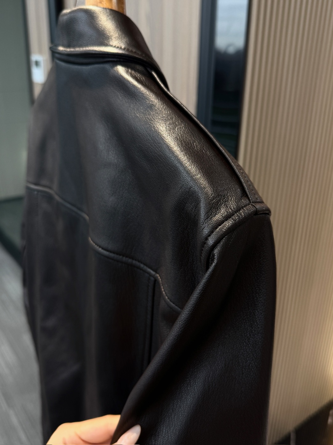 p1800 BC男装 Brunello Cucinelli 休闲时尚短夹克皮衣外套 . 皮革飞行员夹克 | 认准独家打造!钱包无负荷!!!!秋冬轻松拥有最高档次
材质:羊皮革
里料:100%铜氨纤维
独家款 权网天花级❗️‼️
独家款 权网天花级❗️‼️
独家订制专柜品质全套包装
(包装盒+ 手提袋+ 品牌专属标识雪梨纸)
外包装📦 !!!! 最高配置顺丰包邮!!!
Brunello Cucinelli的材料展现了这款短夹克的传统品味。夹克采用精选皮革制作,粒面契合些许不规则的纹理,营造自成一家的特色。衬衫式衣领与双门襟结构,搭配翻盖式口袋与实用的多层次收纳内袋,与标准版型组合,彰显了夹克的设计感. 兼顾功能性与日常穿搭。整体版型利落合身,诠释低调奢华的绅士风格,是一款兼具休闲与优雅气质的高端夹克
•细节设计:拉链和揿扣双门襟 |衬衫式领子|贴袋式翻盖和系扣下摆口袋|袖口和下摆罗纹编织|两个系扣内口袋和一个笔袋|带衬里
选用上乘羊皮革制作,皮面纹理自然细腻,呈现轻微不规则的粒面效果,既保留了真皮的原始质感,又凸显出独特的高级感。羊皮革手感柔软却具备良好的挺括度,轻盈舒适,适合长时间穿着。 皮料经过 精细鞣制与后道处理工艺,有效提升了耐磨性与抗拉强度,表面带有微光泽感,兼具质感与耐用性。粒面肌理在光影下呈现层次变化,使整体夹克更显立体。
辅料金属拉链与专属刻字四合扣,细节中彰显品牌精致格调;与内里 100% 铜氨纤维的顺滑触感相互呼应,皮革与衬里的结合保证了穿着时的舒适性与透气性。 并搭配专属皮革包边与刺绣扣眼,尽显意大利工艺水准。袖口与下摆使用罗纹织物收边,兼顾实用性与设计感,提升整体廓形稳定度