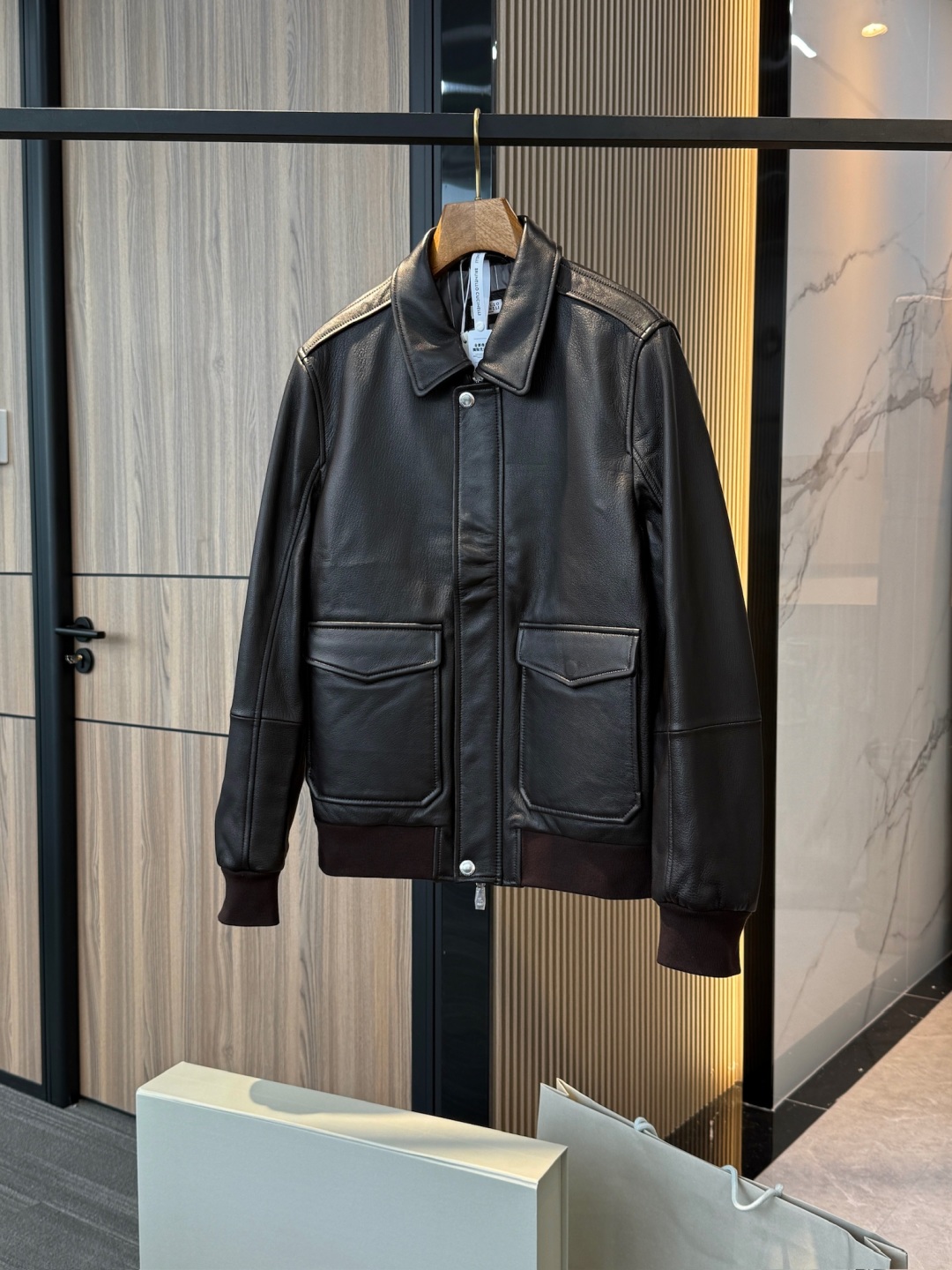 p1800 BC男装 Brunello Cucinelli 休闲时尚短夹克皮衣外套 . 皮革飞行员夹克 | 认准独家打造!钱包无负荷!!!!秋冬轻松拥有最高档次
材质:羊皮革
里料:100%铜氨纤维
独家款 权网天花级❗️‼️
独家款 权网天花级❗️‼️
独家订制专柜品质全套包装
(包装盒+ 手提袋+ 品牌专属标识雪梨纸)
外包装📦 !!!! 最高配置顺丰包邮!!!
Brunello Cucinelli的材料展现了这款短夹克的传统品味。夹克采用精选皮革制作,粒面契合些许不规则的纹理,营造自成一家的特色。衬衫式衣领与双门襟结构,搭配翻盖式口袋与实用的多层次收纳内袋,与标准版型组合,彰显了夹克的设计感. 兼顾功能性与日常穿搭。整体版型利落合身,诠释低调奢华的绅士风格,是一款兼具休闲与优雅气质的高端夹克
•细节设计:拉链和揿扣双门襟 |衬衫式领子|贴袋式翻盖和系扣下摆口袋|袖口和下摆罗纹编织|两个系扣内口袋和一个笔袋|带衬里
选用上乘羊皮革制作,皮面纹理自然细腻,呈现轻微不规则的粒面效果,既保留了真皮的原始质感,又凸显出独特的高级感。羊皮革手感柔软却具备良好的挺括度,轻盈舒适,适合长时间穿着。 皮料经过 精细鞣制与后道处理工艺,有效提升了耐磨性与抗拉强度,表面带有微光泽感,兼具质感与耐用性。粒面肌理在光影下呈现层次变化,使整体夹克更显立体。
辅料金属拉链与专属刻字四合扣,细节中彰显品牌精致格调;与内里 100% 铜氨纤维的顺滑触感相互呼应,皮革与衬里的结合保证了穿着时的舒适性与透气性。 并搭配专属皮革包边与刺绣扣眼,尽显意大利工艺水准。袖口与下摆使用罗纹织物收边,兼顾实用性与设计感,提升整体廓形稳定度
