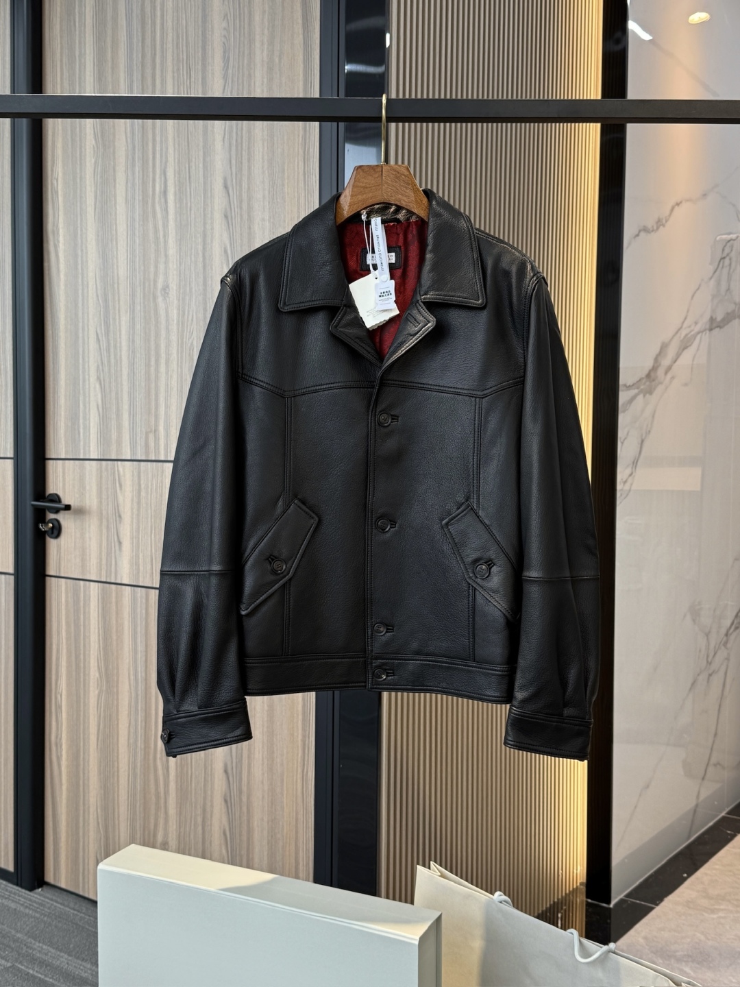 p1750 原版皮持续上新。 Brunello Cucinelli 牛角扣羊皮革夹克皮衣外套
原版原厂皮 , 非市面通货‼️
原版原厂皮 , 非市面通货‼️
原版原厂皮 , 非市面通货‼️
专柜级全套包装❗️
顺丰包邮❗️
皮料:羊皮革
内衬铜氨纤维
进口羊皮革,原厂真皮料给足档次 , 皮质柔软细腻且带有天然粒面肌理,光泽感温润低调,兼具挺括与柔韧,穿着舒适透气,展现奢华质感。经鞣制工艺反复打磨,呈现细腻而饱满的天然粒面。皮质厚薄均匀、柔韧兼备,既保留了皮革的天然张力,又赋予轻盈舒适的穿着体验。皮面在光线下散发沉稳光泽,随时间愈加温润,形成独特的岁月质感。
内衬采用100%铜氨纤维 ,制作酒红色提花里布,限定Paisley(佩斯利)纹样运用提花织造工艺 将经典 Paisley 纹样立体呈现。图案精致繁复,在光影间熠熠生辉,提升整体视觉层次与高级感,同时兼具顺滑触感与透气性,穿脱间倍感舒适。
天然牛角纽扣 经过打磨抛光,色泽温润,触感厚实。袖口与下摆拼接立体剪裁,辅以紧密双线车缝,提升整体廓形的利落感
经典衬衫式翻领搭配单排扣设计,复古气质与现代剪裁相融合;斜插袋与立体拼接线条丰富视觉层次;黑色羊皮与红色提花内里的撞色处理,更加凸显高级定制气息。