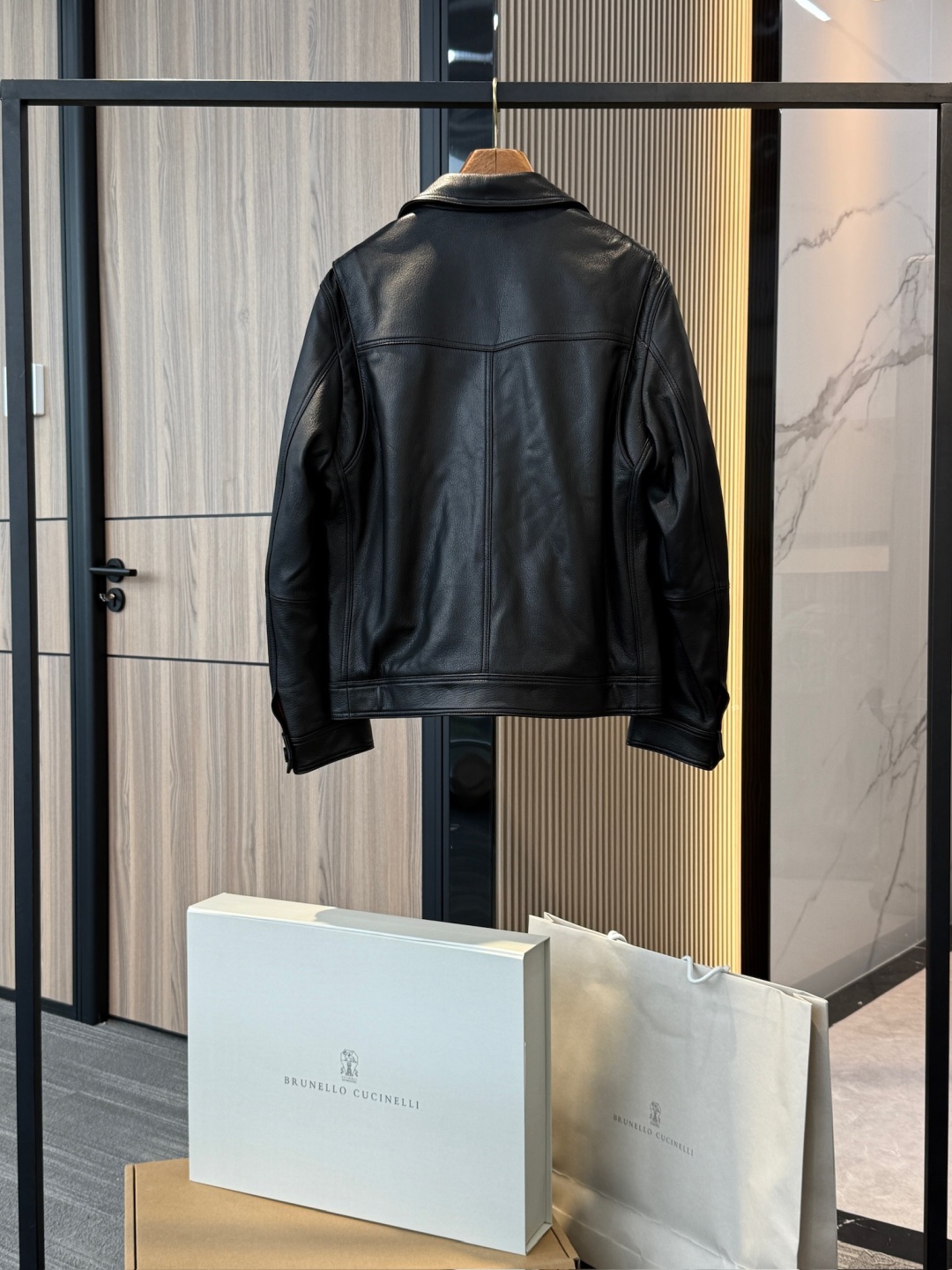p1750 原版皮持续上新。 Brunello Cucinelli 牛角扣羊皮革夹克皮衣外套
原版原厂皮 , 非市面通货‼️
原版原厂皮 , 非市面通货‼️
原版原厂皮 , 非市面通货‼️
专柜级全套包装❗️
顺丰包邮❗️
皮料:羊皮革
内衬铜氨纤维
进口羊皮革,原厂真皮料给足档次 , 皮质柔软细腻且带有天然粒面肌理,光泽感温润低调,兼具挺括与柔韧,穿着舒适透气,展现奢华质感。经鞣制工艺反复打磨,呈现细腻而饱满的天然粒面。皮质厚薄均匀、柔韧兼备,既保留了皮革的天然张力,又赋予轻盈舒适的穿着体验。皮面在光线下散发沉稳光泽,随时间愈加温润,形成独特的岁月质感。
内衬采用100%铜氨纤维 ,制作酒红色提花里布,限定Paisley(佩斯利)纹样运用提花织造工艺 将经典 Paisley 纹样立体呈现。图案精致繁复,在光影间熠熠生辉,提升整体视觉层次与高级感,同时兼具顺滑触感与透气性,穿脱间倍感舒适。
天然牛角纽扣 经过打磨抛光,色泽温润,触感厚实。袖口与下摆拼接立体剪裁,辅以紧密双线车缝,提升整体廓形的利落感
经典衬衫式翻领搭配单排扣设计,复古气质与现代剪裁相融合;斜插袋与立体拼接线条丰富视觉层次;黑色羊皮与红色提花内里的撞色处理,更加凸显高级定制气息。