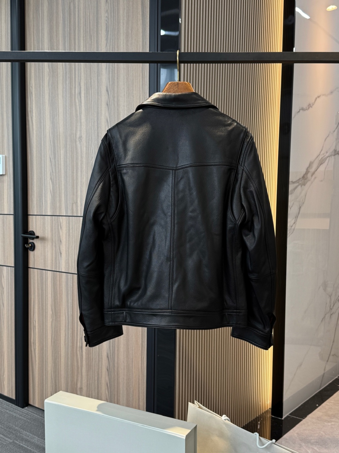 p1750 原版皮持续上新。 Brunello Cucinelli 牛角扣羊皮革夹克皮衣外套
原版原厂皮 , 非市面通货‼️
原版原厂皮 , 非市面通货‼️
原版原厂皮 , 非市面通货‼️
专柜级全套包装❗️
顺丰包邮❗️
皮料:羊皮革
内衬铜氨纤维
进口羊皮革,原厂真皮料给足档次 , 皮质柔软细腻且带有天然粒面肌理,光泽感温润低调,兼具挺括与柔韧,穿着舒适透气,展现奢华质感。经鞣制工艺反复打磨,呈现细腻而饱满的天然粒面。皮质厚薄均匀、柔韧兼备,既保留了皮革的天然张力,又赋予轻盈舒适的穿着体验。皮面在光线下散发沉稳光泽,随时间愈加温润,形成独特的岁月质感。
内衬采用100%铜氨纤维 ,制作酒红色提花里布,限定Paisley(佩斯利)纹样运用提花织造工艺 将经典 Paisley 纹样立体呈现。图案精致繁复,在光影间熠熠生辉,提升整体视觉层次与高级感,同时兼具顺滑触感与透气性,穿脱间倍感舒适。
天然牛角纽扣 经过打磨抛光,色泽温润,触感厚实。袖口与下摆拼接立体剪裁,辅以紧密双线车缝,提升整体廓形的利落感
经典衬衫式翻领搭配单排扣设计,复古气质与现代剪裁相融合;斜插袋与立体拼接线条丰富视觉层次;黑色羊皮与红色提花内里的撞色处理,更加凸显高级定制气息。