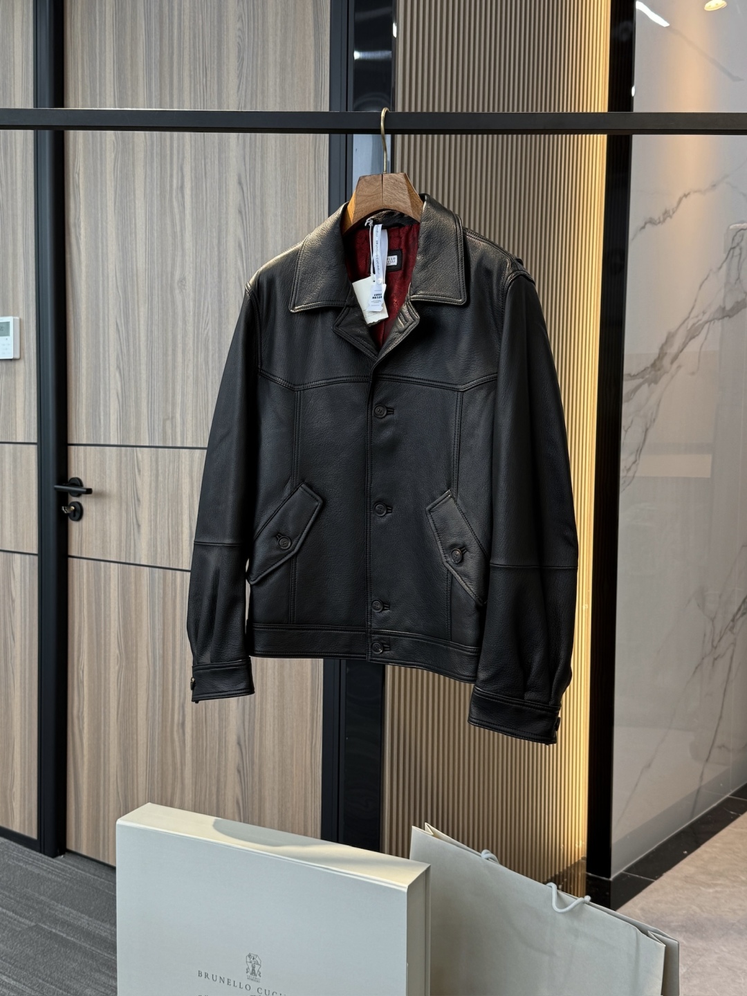p1750 原版皮持续上新。 Brunello Cucinelli 牛角扣羊皮革夹克皮衣外套
原版原厂皮 , 非市面通货‼️
原版原厂皮 , 非市面通货‼️
原版原厂皮 , 非市面通货‼️
专柜级全套包装❗️
顺丰包邮❗️
皮料:羊皮革
内衬铜氨纤维
进口羊皮革,原厂真皮料给足档次 , 皮质柔软细腻且带有天然粒面肌理,光泽感温润低调,兼具挺括与柔韧,穿着舒适透气,展现奢华质感。经鞣制工艺反复打磨,呈现细腻而饱满的天然粒面。皮质厚薄均匀、柔韧兼备,既保留了皮革的天然张力,又赋予轻盈舒适的穿着体验。皮面在光线下散发沉稳光泽,随时间愈加温润,形成独特的岁月质感。
内衬采用100%铜氨纤维 ,制作酒红色提花里布,限定Paisley(佩斯利)纹样运用提花织造工艺 将经典 Paisley 纹样立体呈现。图案精致繁复,在光影间熠熠生辉,提升整体视觉层次与高级感,同时兼具顺滑触感与透气性,穿脱间倍感舒适。
天然牛角纽扣 经过打磨抛光,色泽温润,触感厚实。袖口与下摆拼接立体剪裁,辅以紧密双线车缝,提升整体廓形的利落感
经典衬衫式翻领搭配单排扣设计,复古气质与现代剪裁相融合;斜插袋与立体拼接线条丰富视觉层次;黑色羊皮与红色提花内里的撞色处理,更加凸显高级定制气息。