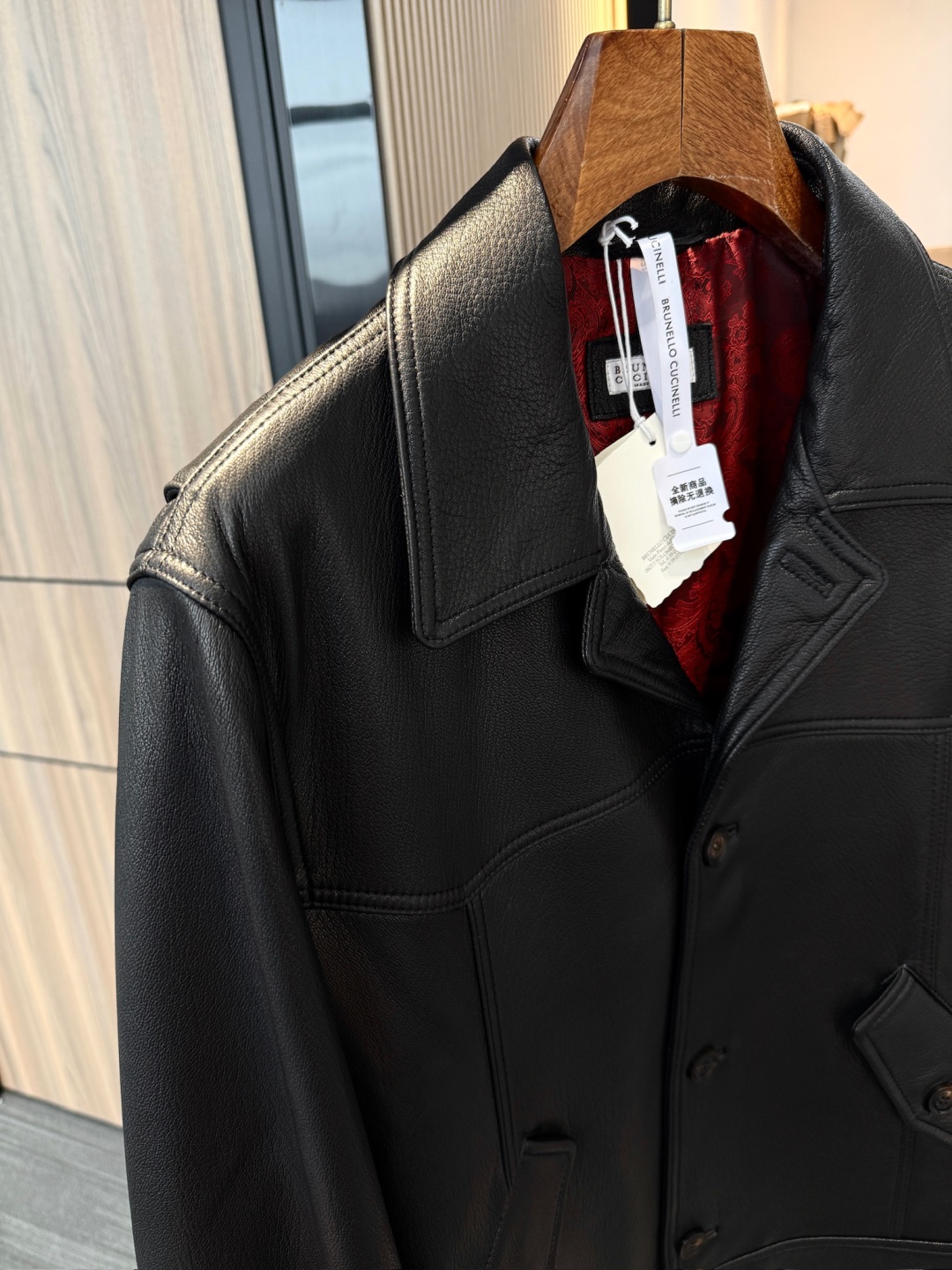 p1750 原版皮持续上新。 Brunello Cucinelli 牛角扣羊皮革夹克皮衣外套
原版原厂皮 , 非市面通货‼️
原版原厂皮 , 非市面通货‼️
原版原厂皮 , 非市面通货‼️
专柜级全套包装❗️
顺丰包邮❗️
皮料:羊皮革
内衬铜氨纤维
进口羊皮革,原厂真皮料给足档次 , 皮质柔软细腻且带有天然粒面肌理,光泽感温润低调,兼具挺括与柔韧,穿着舒适透气,展现奢华质感。经鞣制工艺反复打磨,呈现细腻而饱满的天然粒面。皮质厚薄均匀、柔韧兼备,既保留了皮革的天然张力,又赋予轻盈舒适的穿着体验。皮面在光线下散发沉稳光泽,随时间愈加温润,形成独特的岁月质感。
内衬采用100%铜氨纤维 ,制作酒红色提花里布,限定Paisley(佩斯利)纹样运用提花织造工艺 将经典 Paisley 纹样立体呈现。图案精致繁复,在光影间熠熠生辉,提升整体视觉层次与高级感,同时兼具顺滑触感与透气性,穿脱间倍感舒适。
天然牛角纽扣 经过打磨抛光,色泽温润,触感厚实。袖口与下摆拼接立体剪裁,辅以紧密双线车缝,提升整体廓形的利落感
经典衬衫式翻领搭配单排扣设计,复古气质与现代剪裁相融合;斜插袋与立体拼接线条丰富视觉层次;黑色羊皮与红色提花内里的撞色处理,更加凸显高级定制气息。