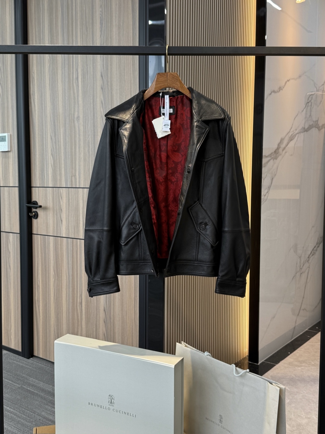p1750 原版皮持续上新。 Brunello Cucinelli 牛角扣羊皮革夹克皮衣外套
原版原厂皮 , 非市面通货‼️
原版原厂皮 , 非市面通货‼️
原版原厂皮 , 非市面通货‼️
专柜级全套包装❗️
顺丰包邮❗️
皮料:羊皮革
内衬铜氨纤维
进口羊皮革,原厂真皮料给足档次 , 皮质柔软细腻且带有天然粒面肌理,光泽感温润低调,兼具挺括与柔韧,穿着舒适透气,展现奢华质感。经鞣制工艺反复打磨,呈现细腻而饱满的天然粒面。皮质厚薄均匀、柔韧兼备,既保留了皮革的天然张力,又赋予轻盈舒适的穿着体验。皮面在光线下散发沉稳光泽,随时间愈加温润,形成独特的岁月质感。
内衬采用100%铜氨纤维 ,制作酒红色提花里布,限定Paisley(佩斯利)纹样运用提花织造工艺 将经典 Paisley 纹样立体呈现。图案精致繁复,在光影间熠熠生辉,提升整体视觉层次与高级感,同时兼具顺滑触感与透气性,穿脱间倍感舒适。
天然牛角纽扣 经过打磨抛光,色泽温润,触感厚实。袖口与下摆拼接立体剪裁,辅以紧密双线车缝,提升整体廓形的利落感
经典衬衫式翻领搭配单排扣设计,复古气质与现代剪裁相融合;斜插袋与立体拼接线条丰富视觉层次;黑色羊皮与红色提花内里的撞色处理,更加凸显高级定制气息。