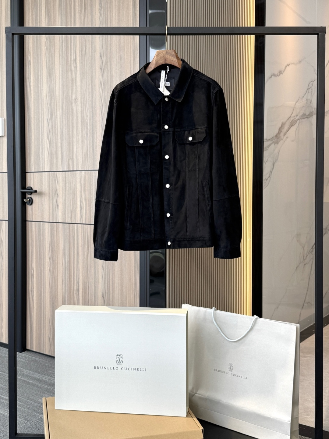 NO:771800,Four-pocket suede short jacket cost 60,000+ real gold and silver. New season [BC end-of-season sale] Brunello Cucinelli men's suede casual jacket. The sports style of the four-pocket short jacket is reinterpreted with precious Brunello Cucinelli materials. This season's colors, light and soft suede and characteristic metal buttons and small chest pocket decorations highlight the workwear temperament and fashionable charm of the jacket. The jacket is designed in a regular size, and the upper body is comfortable and comfortable.  Suede is a kind of precious leather with a thin texture and very softness. It is comfortable and elegant to wear. Craftsmanship details, press-button closure, shirt-style collar | Upper flap and button patch pockets | Side hem pockets | Snap-button cuffs | Unlined. Old money style, low-key and tasteful. The materials are very comfortable. The core of this brand is to use materials that are kind to you. If you pay attention to the dressing experience, you must buy it!  !  Made of sheepskin suede!  The real and powerful version uses the most exquisite leather, which is light and soft, and the fabric made of it has a velvet-like texture. If you pick out any piece of our leather series, it is enough to beat other competing products, not to mention the combination of price, quality and product!  It directly improves the tone of the whole by a level. It belongs to the ceiling of the autumn and winter world. The texture is outstanding and the luster is high-end. The whole body is made of precious sheep leather, showing a unique suede texture. The velvety and delicate touch combined with the soft and light characteristics are both luxurious and practical. After the full-grain leather polishing and turning process, the surface fibers are finely polished until they are even and dense, showing a  Velvety suede effect. This treatment method not only feels smooth, but also presents a low-key and deep matte effect visually. Different from the coldness of traditional smooth leather, suede leather has a warmer and more delicate touch. Suede leather is inherently wear-resistant and warm, making this jacket a balance between practicality and sophistication. In terms of technology, suede leather needs to go through multiple steps of removal, polishing, sizing, and protective coating.  and other fine processes to ensure that the leather plush is even, full and long-lasting in color. Its natural breathability and lightness enable the entire jacket to maintain a comfortable wearing experience in addition to keeping warm. In addition, the leather surface has undergone special wear-resistant treatment, which improves the anti-friction performance of daily wear and gives it a texture that is both flexible and stiff. With the accumulation of time and wear, the leather will gradually form a unique patina, which increasingly highlights personality and high-end atmosphere. The only one in the entire network!  Brunello's ultra-luxurious daily items that truly showcase it. The most worthwhile series to buy because they are all genuine high-end customization techniques!!! The portion is quite generous, heavy to carry, and the texture is incomparably luxurious!  At present, we only sell this product to a few stalls and physical stalls, so there will not be too many high-end versions circulating on the market. Our price directly gives us a first-hand advantage. The profit margin we occupy is only for running volume. It is convenient for old customers and agents to have better price control space. We rely on our character to stabilize customers. Only real factories have the strength to charge prices. A truly advantageous and cost-effective channel. Welcome to compare with the whole network, brunello cucinelli, jackets & coats, jackets &  coats,shirts,sheepskin,chamois leather,Top Customize119860909四袋绒面革短夹克 六万+ 真金白银购入 . 新一季［BC季末盛惠］ Brunello Cucinelli 男士绒面革休闲夹克外套 四口袋短夹克的运动风格用珍贵的Brunello Cucinelli材料重新诠释.本季的色彩,质地轻盈柔软的麂皮和特色金属纽扣、小胸袋装饰匹配,更突出夹克的工装气质与时尚魅力.夹克常规尺寸设计,上身舒适自如. 绒面革是一种质地细薄且非常柔软的珍贵皮革.穿在身上既舒适又大方. 工艺细节揿扣合 衬衫式领子 ｜上部翻盖和系扣贴袋 ｜侧插式下摆口袋 ｜带揿扣袖口 ｜无衬里 老钱风,低调 有品味 用料非常舒适,这个牌子的核心就是用料,对自己好一点的,注重穿衣体验的,一定要入！！ 羊皮革绒面打造 ！ 真材实料实力版本 ,采用最精致的皮革,即轻盈又柔软,用其制作的面料有天鹅绒般的质感 咱家任意一件皮革系列 任选一样拎出来,都足够吊打其他竞品,更何况是价格 品质 出货品相三重叠加！直接把整体的调性UP了一个段位,属于秋冬界的天花板,质感出挑,光泽高级  整体以珍贵羊皮革打造,呈现出独特的绒面质感,天鹅绒般的细腻触感配合柔软轻盈的特性,兼具奢华与实用  经过全粒面皮打磨与翻磨工艺,表层纤维被精细打磨至均匀细密,呈现出 天鹅绒般的绒面效果.这种处理方式不仅手感顺滑,更在视觉上呈现出低调而深邃的哑光效果.不同于传统光面皮革的冷峻,绒面皮更具温润细腻的触感.绒面革天生兼具耐磨与保暖性能,使这款夹克在实穿性与精致感之间取得平衡. 在工艺上,绒面革需要经过多道 去杂、打磨、上浆、防护涂层 等精细流程,以确保皮面毛绒均匀、色泽饱满而持久.其天然的透气性与轻盈性,使得整件夹克在保暖之外,仍能保持舒适的穿着体验. 此外,皮料表层经特别的 耐磨处理,提升了日常穿着的抗摩擦性能,同时赋予其 柔韧与挺括兼具 的质感.随着时间与穿着的累积,皮革会逐渐形成 独特的岁月包浆,愈发彰显个性与高级气息. 全网独一档！真正能彰显Brunello 的超奢华日常单品 . 最值得买的系列 因为都是货真价实的高级订制技艺!!!! 份量是相当足的,拎起来沉甸甸的,质感非常无敌奢华！这款目前我们出给档口和实体档口的就那么几家,所以不会有太多高版本在市面上流通, 我们这个价格直接给一手优势 自己占的利润空间只为跑量 方便老客户代理有更好的控价空间, 咱们靠人品稳定客户, 真工厂才有实力卷价格 真正意义上的优势性价比渠道 欢迎全网对比,,brunello cucinelli,jackets & coats,jackets & coats,shirts,sheepskin,chamois leather,Top Customize1,Men's clothing