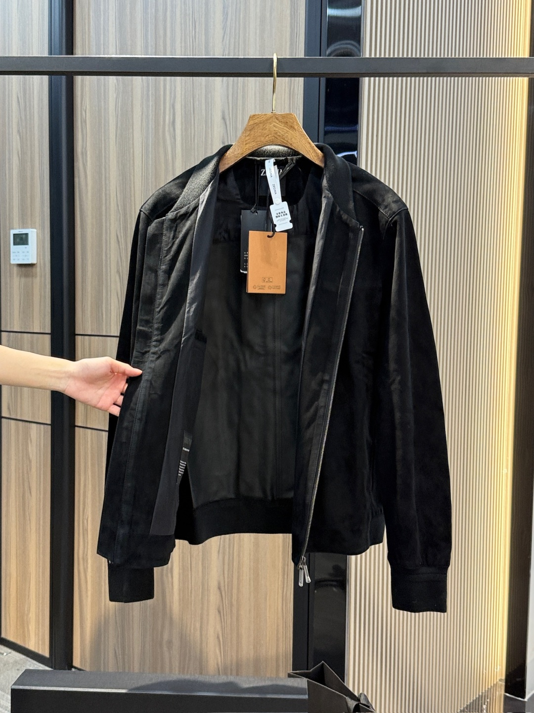 NO:772158,Made of double-sided precious cow leather, lined with neckline and double-sided mulberry silk, both luxurious and practical,,cowhide,Top Customize119860909双面珍贵牛皮革打造,里衬领口 双侧桑蚕丝 兼具奢华与实用,,cowhide,Top Customize1,Men's clothing