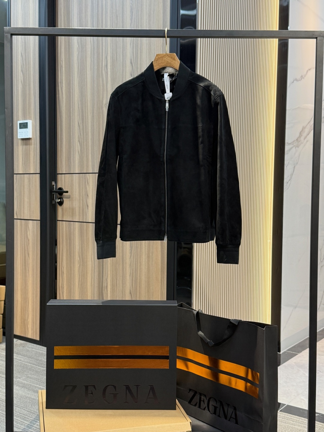 NO:772151,Genuine leather. Zegna's new men's cowhide suede jacket. Craftsmanship details. Soft and fine cow leather leather | knitted part wool | lining mulberry silk. The new season cowhide suede jacket adopts a classic pilot version with simple and neat lines. It is paired with soft and delicate suede calfskin to present a low-key and high-end urban style. The hem and cuffs are spliced with wool knitting to enhance wearing comfort and silhouette.  , which highlights the temperament and fashionable charm of the jacket. The jacket is designed in regular sizes and is comfortable and comfortable on the upper body. Suede is a precious leather with a thin texture and very softness. It is comfortable and generous to wear. Business casual, low-key luxury!  Versatile for commuting!  Old money style, low-key and tasteful. The materials used are very comfortable. The core of this brand is the materials used. Those who are kind to you and pay attention to the dressing experience must buy it!  !  Made of cow leather suede!  The real and powerful version uses the most exquisite leather, which is light and soft, and the fabric made of it has a velvet-like texture. If you pick out any piece of our leather series, it is enough to beat other competing products, not to mention the combination of price, quality and product!  It directly improves the tone of the whole by a level. It belongs to the ceiling of the autumn and winter world. The texture is outstanding and the luster is high-end. The whole body is made of precious cow leather, showing a unique suede texture. The velvety and delicate touch combined with the soft and light characteristics are both luxurious and practical. After the full-grain leather polishing and turning process, the surface fibers are finely polished until they are even and dense, showing a  Velvety suede effect. This treatment method not only feels smooth, but also presents a low-key and deep matte effect visually. Different from the coldness of traditional smooth leather, suede leather has a warmer and more delicate touch. Suede leather is inherently wear-resistant and warm, making this jacket a balance between practicality and sophistication. In terms of technology, suede leather needs to go through multiple steps of removal, polishing, sizing, and protective coating.  and other fine processes to ensure that the leather plush is even, full and long-lasting in color. Its natural breathability and lightness enable the entire jacket to maintain a comfortable wearing experience in addition to keeping warm. In addition, the leather surface has undergone special wear-resistant treatment, which improves the anti-friction performance of daily wear and gives it a texture that is both flexible and stiff. With the accumulation of time and wear, the leather will gradually form a unique patina, which increasingly highlights personality and high-end atmosphere. The only one in the entire network!  Ultra-luxurious daily items that can truly demonstrate Zegna's high-end customization level. The most worth buying series because they are all genuine high-end customization skills!!!! The portion is quite sufficient, heavy to carry, and the texture is very luxurious!  At present, we only sell this product to a few stalls and physical stalls, so there will not be too many high-end versions circulating in the market. Our price directly gives the first-hand advantage. The profit margin we occupy is only for running volume. It is convenient for old customers and agents to have better price control space. We rely on our character to stabilize customers. Only real factories have the strength to reduce prices. A truly advantageous and cost-effective channel. Welcome to compare with the whole network,,zegna,jackets & coats,cowhide,Top Customize119860909正版真皮 . zegna 杰尼亚上新 男士牛皮绒面革夹克 工艺细节 皮质柔软细腻牛皮革 ｜ 针织部分羊毛 ｜内里 桑蚕丝 新一季牛皮绒面革夹克采用经典 飞行员版型,线条简洁利落,搭配柔软细腻的绒面小牛皮,呈现低调而高级的都市格调.下摆与袖口拼接羊毛针织,增强穿着舒适性与廓形感 ,更突出夹克的气质与时尚魅力. 夹克常规尺寸设计,上身舒适自如. 绒面革是一种质地细薄且非常柔软的珍贵皮革.穿在身上既舒适又大方. 商务休闲 低调奢华！通勤百搭！ 老钱风,低调 有品味 用料非常舒适,这个牌子的核心就是用料,对自己好一点的,注重穿衣体验的,一定要入！！ 牛皮革绒面打造 ！ 真材实料实力版本 ,采用最精致的皮革,即轻盈又柔软,用其制作的面料有天鹅绒般的质感 咱家任意一件皮革系列 任选一样拎出来,都足够吊打其他竞品,更何况是价格 品质 出货品相三重叠加！直接把整体的调性UP了一个段位,属于秋冬界的天花板,质感出挑,光泽高级  整体以珍贵牛皮革打造,呈现出独特的绒面质感,天鹅绒般的细腻触感配合柔软轻盈的特性,兼具奢华与实用  经过全粒面皮打磨与翻磨工艺,表层纤维被精细打磨至均匀细密,呈现出 天鹅绒般的绒面效果.这种处理方式不仅手感顺滑,更在视觉上呈现出低调而深邃的哑光效果.不同于传统光面皮革的冷峻,绒面皮更具温润细腻的触感.绒面革天生兼具耐磨与保暖性能,使这款夹克在实穿性与精致感之间取得平衡. 在工艺上,绒面革需要经过多道 去杂、打磨、上浆、防护涂层 等精细流程,以确保皮面毛绒均匀、色泽饱满而持久.其天然的透气性与轻盈性,使得整件夹克在保暖之外,仍能保持舒适的穿着体验. 此外,皮料表层经特别的 耐磨处理,提升了日常穿着的抗摩擦性能,同时赋予其 柔韧与挺括兼具 的质感.随着时间与穿着的累积,皮革会逐渐形成 独特的岁月包浆,愈发彰显个性与高级气息. 全网独一档！真正能彰显杰尼亚高定级别的超奢华日常单品 . 最值得买的系列 因为都是货真价实的高级订制技艺!!!! 份量是相当足的,拎起来沉甸甸的,质感非常无敌奢华！这款目前我们出给档口和实体档口的就那么几家,所以不会有太多高版本在市面上流通, 我们这个价格直接给一手优势 自己占的利润空间只为跑量 方便老客户代理有更好的控价空间, 咱们靠人品稳定客户, 真工厂才有实力卷价格 真正意义上的优势性价比渠道 欢迎全网对比,,zegna,jackets & coats,cowhide,Top Customize1,Men's clothing