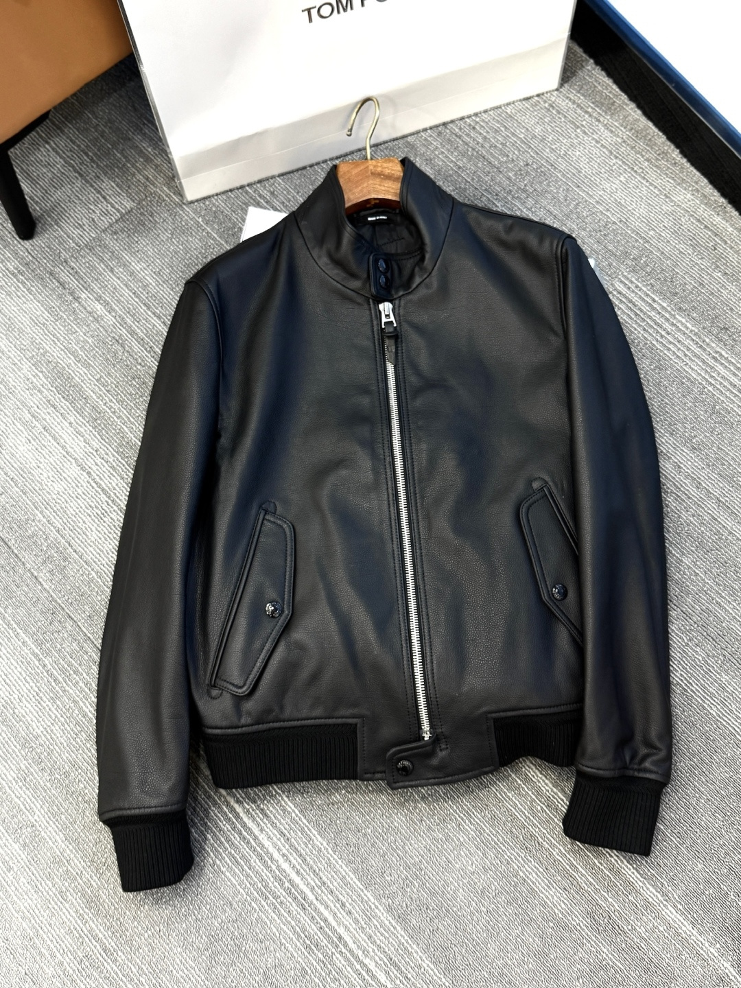 NO:772122,The first exclusive series on the entire network is the heavy-hitting Tom Ford men's leather bomber jacket!  This series is too gentlemanly and has too much sense of taste. It is heavy when it is put on the shelf. Original genuine leather. Genuine lambskin. Just look at the leather texture. This kind of good product can be sold at shopping mall counters. It can easily sell for tens of thousands in shopping malls. Just get the big product and identify it. The exclusive customized authentic new version has been shipped. Dingzhuang genuine leather. Dingzhuang genuine leather. Dingzhuang genuine leather. Genuine development. You will know what the real thing is when you get it!  The goods are not made by looking at the pictures on the market. The main material is lamb leather. It is developed from the original version. Even if there is an early bird version in the market later, there are many details that are not noticeable. The focus is genuine leather and grain leather. Heavy!  Heavy!  The raw material is real leather, and the texture and texture of the upper body instantly show the tens of thousands of original grade. You can weigh the weight of the whole non-U imitation leather dress in your hands. You can tell the real leather and fake leather at a glance. You are so confident!  Don't give it away for free!  ,,tom ford,jackets & coats,sheepskin,Top Customize119860909全网独有系列 头款即重磅 Tom Ford 汤姆 福特 男士皮质飞行员夹克 ！ 这个系列太绅士 品味感太足  上架即重磅 原版真皮 正品小羊皮 直接看皮料质地,这种好货,商场专柜,随随便便卖商场轻松上万 大货到手鉴定就好 独家定制正品新版已经出货 鼎装真皮  鼎装真皮  鼎装真皮  正品开发 你们拿到就知道什么叫真货！ 非市面看图做货 ,主料小羊皮革 原版开发 后边就算有市场早鸟版本也有很多细节都入不了眼 重点真皮粒面革 重磅！重！原物料真皮一分一毫 纹理质感 上身即刻展现大几万原版档次 ,非U仿皮整件衣服的份量感你们拿到手掂量 真皮假皮实物一看便知 、就是这么有底气！ 不正白送！,,tom ford,jackets & coats,sheepskin,Top Customize1,Men's clothing