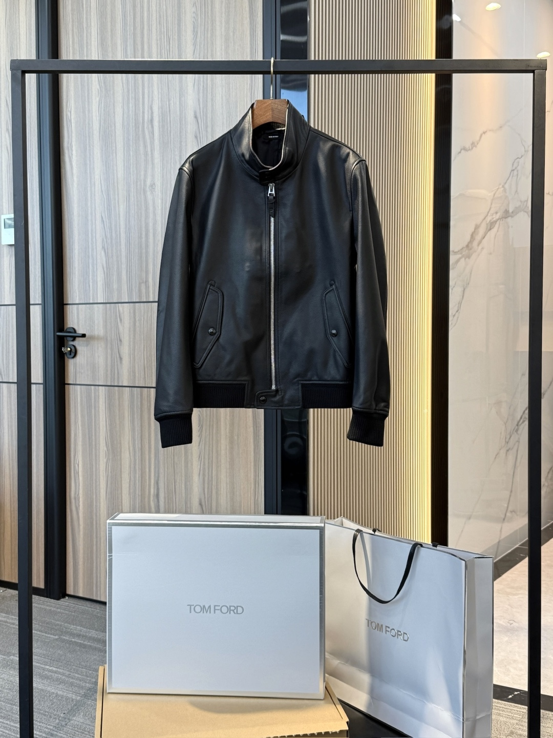 NO:772115,The first exclusive series on the entire network is the heavy-hitting Tom Ford men's leather bomber jacket!  This series is too gentlemanly and has too much sense of taste. It is heavy when it is put on the shelf. Original genuine leather. Genuine lambskin. Just look at the leather texture. This kind of good product can be sold at shopping mall counters. It can easily sell for tens of thousands in shopping malls. Just get the big product and identify it. The exclusive customized authentic new version has been shipped. Dingzhuang genuine leather. Dingzhuang genuine leather. Dingzhuang genuine leather. Genuine development. You will know what the real thing is when you get it!  The goods are not made by looking at the pictures on the market. The main material is lamb leather. It is developed from the original version. Even if there is an early bird version in the market later, there are many details that are not noticeable. The focus is genuine leather and grain leather. Heavy!  Heavy!  The raw material is real leather, and the texture and texture of the upper body instantly show the quality of tens of thousands of originals. You can weigh the weight of the whole non-PU imitation leather dress in your hands. You can tell the real leather and fake leather at a glance. You are so confident!  Don't give it away for free!  ,,tom ford,jackets & coats,sheepskin,Top Customize119860909全网独有系列 头款即重磅 Tom Ford 汤姆 福特 男士皮质飞行员夹克 ！ 这个系列太绅士 品味感太足  上架即重磅 原版真皮 正品小羊皮 直接看皮料质地,这种好货,商场专柜,随随便便卖商场轻松上万 大货到手鉴定就好 独家定制正品新版已经出货  鼎装真皮  鼎装真皮  鼎装真皮  正品开发 你们拿到就知道什么叫真货！ 非市面看图做货 ,主料小羊皮革 原版开发 后边就算有市场早鸟版本也有很多细节都入不了眼 重点真皮粒面革 重磅！重！原物料真皮一分一毫 纹理质感 上身即刻展现大几万原版档次 ,非PU仿皮整件衣服的份量感你们拿到手掂量 真皮假皮实物一看便知 、就是这么有底气！ 不正白送！,,tom ford,jackets & coats,sheepskin,Top Customize1,Men's clothing