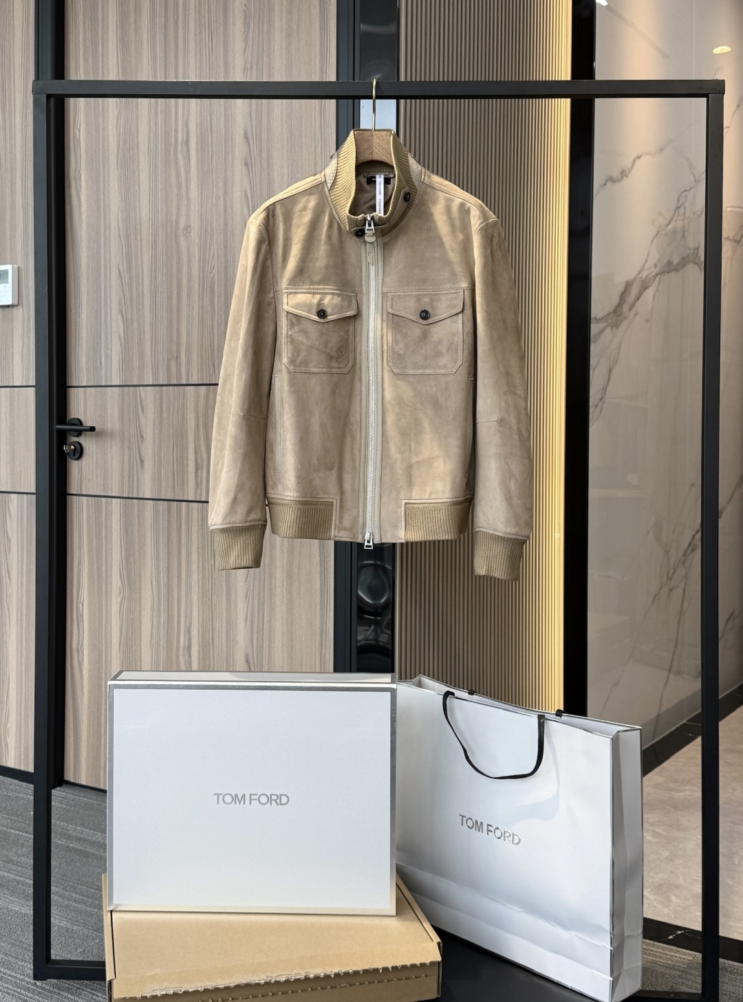 NO:771814,Genuine genuine leather series continues to be updated. Tom Ford men's suede jacket; the brand's classic benchmark leather series. Genuine leather original factory. Non-market currency Genuine leather original factory. Non-market currency Genuine leather original factory. Non-market currency Counter-level full set of packaging Imported lambskin suede. The leather embryo comes from limited production areas in Europe, with dense fiber and delicate feel. The suede is processed  The full-grain polishing and light frosting process ensures that the surface pile is uniform and smooth, and feels as soft as velvet. The leather is treated with vegetable tanning + light fattening, which not only retains flexibility, but also improves durability and color fullness. The dyeing process uses dip dyeing + manual coloring techniques, and the dye reaches the depth of the fiber, making the overall color saturation high and with a natural layering.  Different from the common surface spray dyeing on the market, this process can ensure that the color remains uniform after long-term wear, and is not easy to fade or have obvious color differences. Differences from the ordinary version on the market Leather grade Tom Ford uses lambskin, with finer fluff. The ordinary version mostly uses adult cowhide or two-layer suede, and the difference in feel and breathability is obvious. Dyeing depth The top model is deep-dyed in the fiber, and most on the market are surface-coated, which is easy to fade and fluff. The touch is shiny  Branded models will show soft suede light and shadow under natural light, while ordinary versions are mostly dull matte. The leather with top-quality durable craftsmanship has better toughness and is not easy to harden and crack after long-term wear. The texture of the market version often deteriorates after a short time of use. The inner craftsmanship is high-count cotton and silky blended fabrics, breathable and skin-friendly, and avoids stuffiness when worn; the spliced lining not only improves the overall grade, but also ensures the stiffness and wear resistance of the interior.  Original customized horn buttons, engraved with the brand name on the front, with a warm texture and natural luster. Exclusive customized hardware zippers, engraved with the brand logo, with smooth teeth and strong durability. The cuffs & hem are made of virgin wool knitted ribbing, which has good elasticity and fits the wrist and waist, which is comfortable and can effectively maintain the silhouette.,,tom ford,jackets & coats,cowhide,sheepskin,chamois leather,Top Customize119860909正版真皮系列 持续上新 . Tom Ford男士 麂皮绒 夹克 ；品牌的经典标杆级皮革系列. 真皮原厂. 非市面通货 真皮原厂. 非市面通货 真皮原厂. 非市面通货 专柜级全套包装 进口 羔羊皮绒面革.皮胚来自欧洲限定产区,纤维致密且手感细腻.绒面经过 全粒面打磨与轻磨砂工艺,确保表层绒毛均匀、顺滑,触感如丝绒般柔和.皮革经 植物鞣+轻度加脂工艺 处理,既保留了柔韧性,又提升了耐用度和色泽饱满度. 染色工艺使用 浸染+ 手工上色 技法,染料直达纤维深处,使得整体颜色饱和度高,并具备自然的层次感. 与市面常见的表面喷涂染色不同,这种工艺能保证长期穿着后依旧保持色泽均匀,不易掉色或出现明显色差. 与市面普通版本的区别 皮胚等级汤姆福特采用羔羊皮,绒毛更细腻,普通版本多使用成年牛皮或二层翻毛,手感与透气性差距明显. 染色深度 顶级款为纤维深层浸染,市面多数为表面涂层,容易褪色、起毛.触感光泽 品牌款在自然光下会呈现柔和的绒面光影,而普通版本多为死板的哑光 .耐用性顶级工艺的皮料韧性更佳,久穿不易硬化开裂,市面版往往使用时间短后质感下降. 内里工艺 高支棉质与丝滑混纺面料,透气亲肤,避免穿着闷感 ；拼接内里 既提升整体档次,也保证了内里的挺括度与耐磨性. 原版定制牛角纽扣,正面刻有 品牌字样,质感温润,光泽自然.专属定制五金拉链,刻有品牌 Logo,齿口打磨顺滑,坚固耐用.袖口 & 下摆 采用 初剪羊毛针织罗纹,弹性佳、贴合手腕腰身,既舒适又能有效保持廓形.,,tom ford,jackets & coats,cowhide,sheepskin,chamois leather,Top Customize1,Men's clothing
