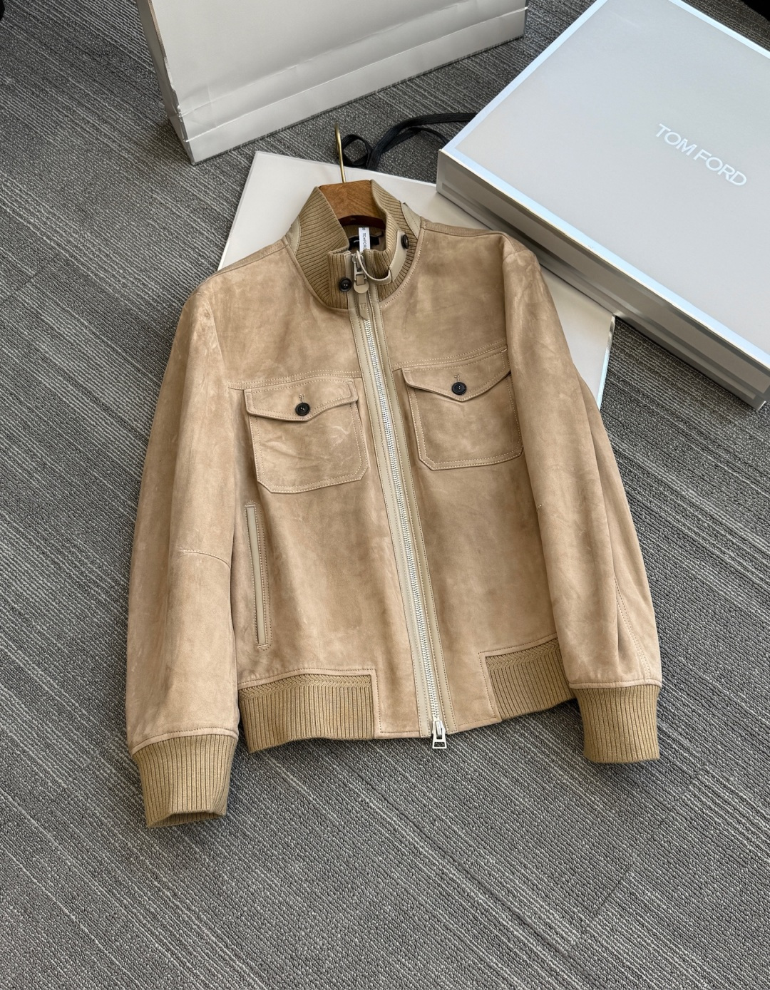 NO:771822,There are no show-off skills, only real photos that can’t be more real. Buying our leather is the most worthwhile purchase. You will only fall in love with the quality after receiving it.,,Top Customize119860909没有炫技 只有真实的不能再真实的实拍图 . 买咱家的皮 就是最值得的消费 收到只会爱上的品质 .,,Top Customize1,Men's clothing