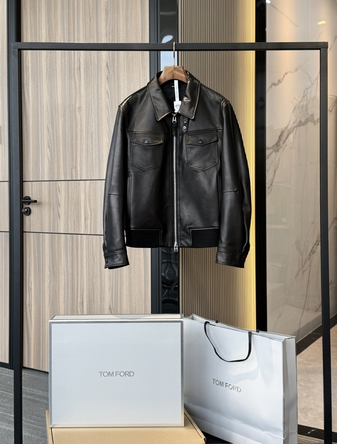 NO:771821,Genuine genuine leather series continues to update. Tom Ford men's Napa grain leather shirt jacket continues the brand's consistent high luxury standards in terms of leather selection and craftsmanship details. Original genuine leather. Not available on the market. Original leather. Not available on the market. Original leather. Not available on the market. Counter-level full package. Made of imported lambskin.  Tanned by the Napa process. This kind of leather is taken from young lambs. The fiber is fine and soft and feels extremely smooth. The Napa process can maintain the natural pores of the leather while making the surface more delicate and shiny. It is both light and flexible and has good wear resistance. It can stick to the body lines when worn, showing a sense of luxury and high comfort. The entire leather jacket is made of whole sheepskin to avoid the uneven feeling caused by redundant splicing; the leather surface is processed  Hand-polished and lightly coated for protection, it maintains the natural texture and has an antioxidant effect. Napa grain treatment The leather surface shows a low-key and delicate natural texture, showing an oily luster under different lights. Precision sewing technology Double-line seams are used on the edges to strengthen the structure and keep the lines simple and neat. Customized Tom Ford's latest original custom molded hardware zippers and snaps, matte silver texture, low-key but highly recognizable.  Each process needs to be completed manually by experienced craftsmen to ensure the crisp silhouette and precise details of the leather jacket.,,tom ford,jackets & coats,shirts,leather jacket,sheepskin,Top Customize119860909正版真皮系列 持续上新 . Tom Ford 男士纳帕纹皮革衬衫夹克 无论是皮料选择还是工艺细节,都延续了品牌一贯的高奢标准. 真皮原厂. 非市面通货 真皮原厂. 非市面通货 真皮原厂. 非市面通货 专柜级全套包装 进口小羊皮打造,采用 纳帕工艺鞣制.这种皮料取自幼龄羔羊,纤维细密柔软,手感极其顺滑.纳帕工艺能在保持皮质天然毛孔的同时,让表面更细腻光泽,既有轻盈的柔韧性,又兼具良好的耐磨度.穿着时能紧贴身体线条,展现奢华感和极高的舒适度. 整件皮衣采用 整张羊皮拼裁,避免多余拼接带来的不平整感；皮面经过 手工打磨与轻薄涂层保护,保持自然纹理并兼具抗氧化效果. 纳帕纹处理 皮面展现出低调细腻的自然纹路,不同光线下呈现油润光泽. 精密缝制工艺 边缘处采用双线锁边,既加固结构又保持线条简洁利落. 定制 Tom Ford 最新原版定制开模五金拉链与按扣,哑光银色质感,低调却极具辨识度. 每一道工序都需经验丰富的工匠手工完成,保证皮衣挺括廓形和细节精度.,,tom ford,jackets & coats,shirts,leather jacket,sheepskin,Top Customize1,Men's clothing