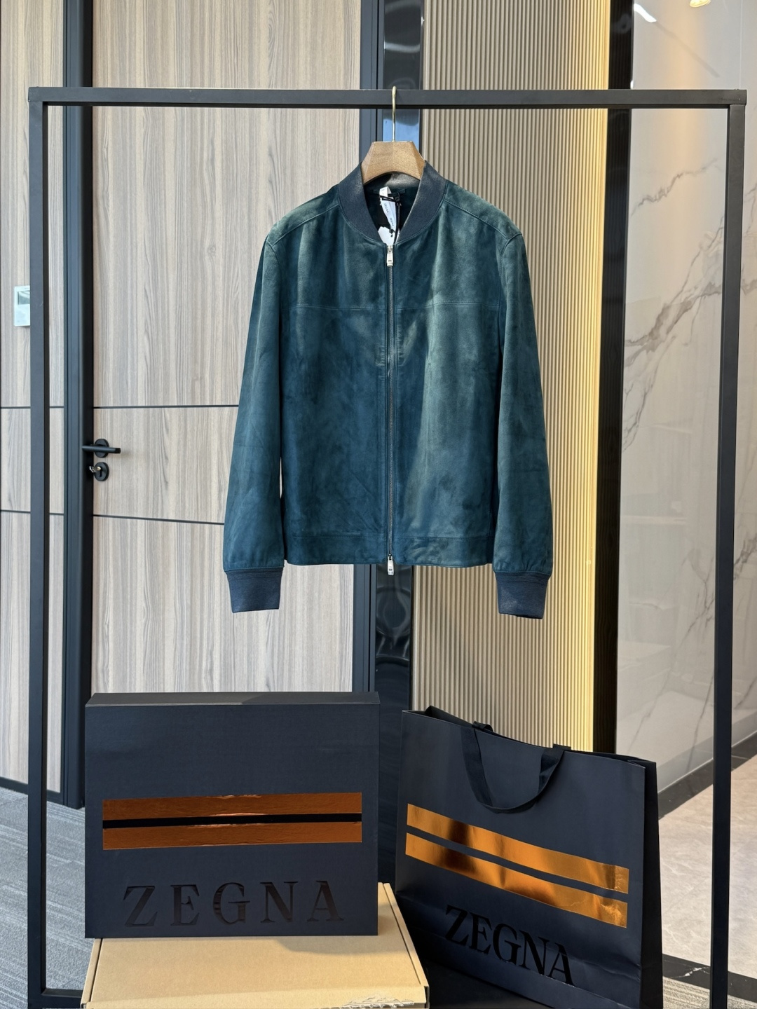 NO:772501,Genuine leather. Zegna's new men's blue-green cowhide suede jacket. The new season cowhide suede jacket adopts a classic pilot style with simple and neat lines. It is matched with soft and delicate suede calfskin to present a low-key and high-end urban style. The hem and cuffs are spliced with wool knitting to enhance the wearing comfort and silhouette, and to highlight the temperament and fashionable charm of the jacket. The jacket is designed in a regular size, and the upper body is comfortable and comfortable.  Suede is a precious leather with a thin texture and very soft texture. It is comfortable and elegant to wear. Business casual, low-key luxury!  Versatile for commuting!  Old money style, low-key and tasteful. The materials used are very comfortable. The core of this brand is the materials used. Those who are kind to you and pay attention to the dressing experience must buy it!  !  Made of cow leather suede!  The real and powerful version uses the most exquisite leather, which is light and soft, and the fabric made of it has a velvet-like texture. If you pick out any piece of our leather series, it is enough to beat other competing products, not to mention the combination of price, quality and product!  It directly improves the tone of the whole by a level. It belongs to the ceiling of the autumn and winter world. The texture is outstanding and the luster is high-end. The whole body is made of precious cow leather, showing a unique suede texture. The velvety and delicate touch combined with the soft and light characteristics are both luxurious and practical. After the full-grain leather polishing and turning process, the surface fibers are finely polished until they are even and dense, showing a  Velvety suede effect. This treatment method not only feels smooth, but also presents a low-key and deep matte effect visually. Different from the coldness of traditional smooth leather, suede leather has a warmer and more delicate touch. Suede leather is inherently wear-resistant and warm, making this jacket a balance between practicality and sophistication. In terms of technology, suede leather needs to go through multiple steps of removal, polishing, sizing, and protective coating.  and other fine processes to ensure that the leather plush is even, full and long-lasting in color. Its natural breathability and lightness enable the entire jacket to maintain a comfortable wearing experience in addition to keeping warm. In addition, the leather surface has undergone special wear-resistant treatment, which improves the anti-friction performance of daily wear and gives it a texture that is both flexible and stiff. With the accumulation of time and wear, the leather will gradually form a unique patina, which increasingly highlights personality and high-end atmosphere. The only one in the entire network!  Ultra-luxurious daily items that can truly demonstrate Zegna's high-end customization level. The most worth buying series because they are all genuine high-end customization skills!!!! The portion is quite sufficient, heavy to carry, and the texture is very luxurious!  At present, we only sell this product to a few stalls and physical stalls, so there will not be too many high-end versions circulating in the market. Our price directly gives the first-hand advantage. The profit margin we occupy is only for running volume. It is convenient for old customers and agents to have better price control space. We rely on our character to stabilize customers. Only real factories have the strength to reduce prices. A truly advantageous and cost-effective channel. Welcome to compare with the whole network,,zegna,jackets & coats,cowhide,Top Customize119860909正版真皮 . zegna 杰尼亚上新 男士蓝绿色 牛皮绒面革夹克 新一季牛皮绒面革夹克采用经典飞行员版型,线条简洁利落,搭配柔软细腻的绒面小牛皮,呈现低调而高级的都市格调.下摆与袖口拼接羊毛针织,增强穿着舒适性与廓形感 ,更突出夹克的气质与时尚魅力. 夹克常规尺寸设计,上身舒适自如. 绒面革是一种质地细薄且非常柔软的珍贵皮革.穿在身上既舒适又大方. 商务休闲 低调奢华！通勤百搭！ 老钱风,低调 有品味 用料非常舒适,这个牌子的核心就是用料,对自己好一点的,注重穿衣体验的,一定要入！！ 牛皮革绒面打造 ！ 真材实料实力版本 ,采用最精致的皮革,即轻盈又柔软,用其制作的面料有天鹅绒般的质感 咱家任意一件皮革系列 任选一样拎出来,都足够吊打其他竞品,更何况是价格 品质 出货品相三重叠加！直接把整体的调性UP了一个段位,属于秋冬界的天花板,质感出挑,光泽高级  整体以珍贵牛皮革打造,呈现出独特的绒面质感,天鹅绒般的细腻触感配合柔软轻盈的特性,兼具奢华与实用  经过全粒面皮打磨与翻磨工艺,表层纤维被精细打磨至均匀细密,呈现出 天鹅绒般的绒面效果.这种处理方式不仅手感顺滑,更在视觉上呈现出低调而深邃的哑光效果.不同于传统光面皮革的冷峻,绒面皮更具温润细腻的触感.绒面革天生兼具耐磨与保暖性能,使这款夹克在实穿性与精致感之间取得平衡. 在工艺上,绒面革需要经过多道 去杂、打磨、上浆、防护涂层 等精细流程,以确保皮面毛绒均匀、色泽饱满而持久.其天然的透气性与轻盈性,使得整件夹克在保暖之外,仍能保持舒适的穿着体验. 此外,皮料表层经特别的 耐磨处理,提升了日常穿着的抗摩擦性能,同时赋予其 柔韧与挺括兼具 的质感.随着时间与穿着的累积,皮革会逐渐形成 独特的岁月包浆,愈发彰显个性与高级气息. 全网独一档！真正能彰显杰尼亚高定级别的超奢华日常单品 . 最值得买的系列 因为都是货真价实的高级订制技艺!!!! 份量是相当足的,拎起来沉甸甸的,质感非常无敌奢华！这款目前我们出给档口和实体档口的就那么几家,所以不会有太多高版本在市面上流通, 我们这个价格直接给一手优势 自己占的利润空间只为跑量 方便老客户代理有更好的控价空间, 咱们靠人品稳定客户, 真工厂才有实力卷价格 真正意义上的优势性价比渠道 欢迎全网对比,,zegna,jackets & coats,cowhide,Top Customize1,Men's clothing