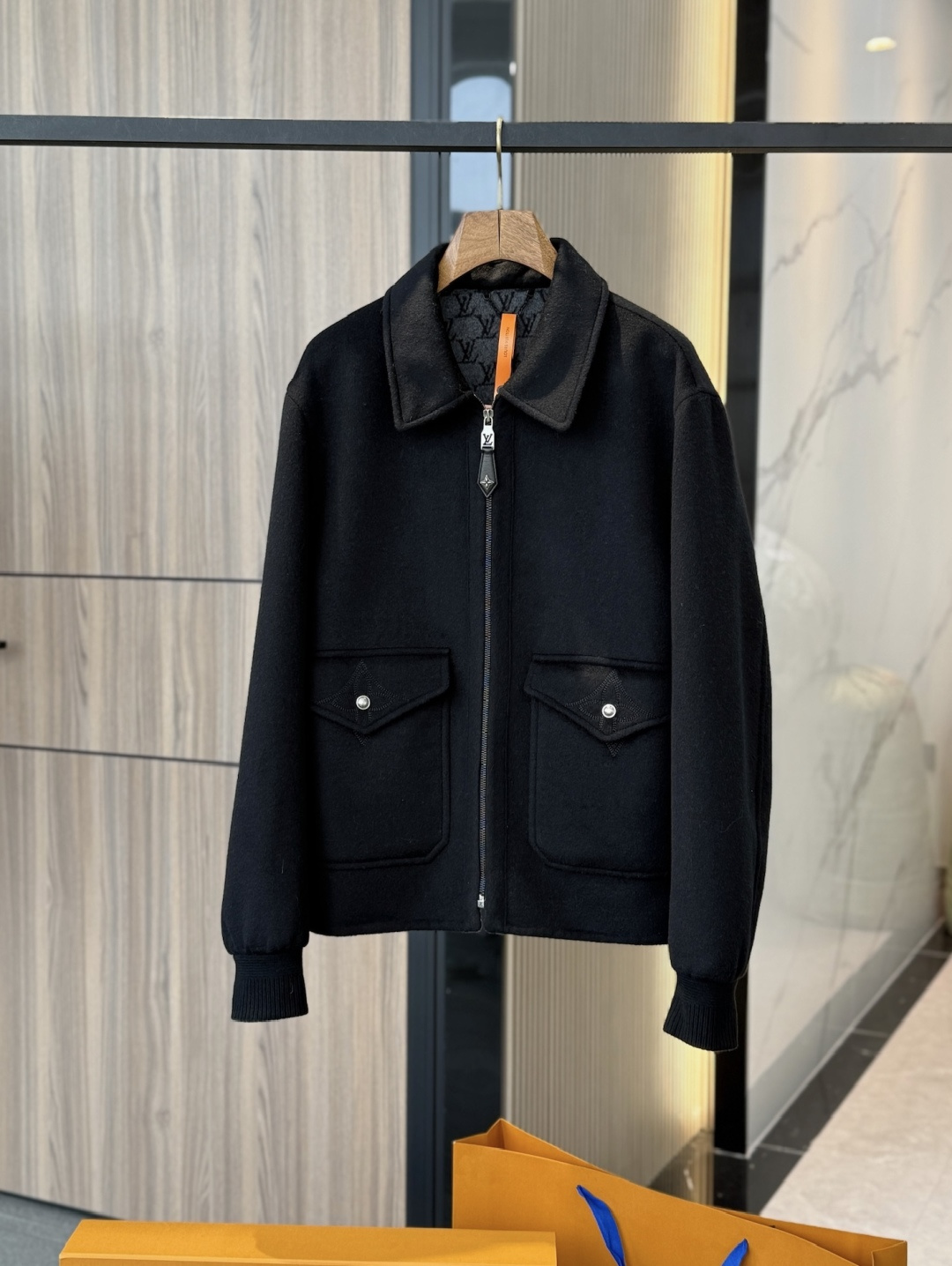 NO:676137,1V Louis Vuitton Silk and Wool Blend Reversible Tunic Jacket Purchased as an original. Authentic operation This belted jacket is made of gorgeous double-sided silk and wool blend, and the Fishnet jacquard on the inside completes the classic style. The flap pockets are outlined with Monogram floral topstitching, and the leather zipper pulls appear metallic.  The shirt collar design weakens the sense of formality, and the ribbed cuffs/hem can both lock in temperature and modify the body shape; the overall cut is standard, with precise control of the proportions of shoulder line and length, making it neat and tidy to wear. Standard fit | 99 sheep wool, 1 mulberry silk | Shirt-style collar Ribbed cuffs and hem | Embellished logo jacquard on the inside Front zipper with logo zipper pull | Flap pockets with logo topstitching  Double-sided weaving process, the front is made of pure black high-quality wool, which is soft and crisp to the touch; the back is full of presbyopic Fishnet jacquard, and every presbyopic pattern is strictly symmetrical. The weaving process consumes a lot of equipment precision and man-hours, and is the core barrier to distinguish genuine products from low-quality imitations. The 'luxury code' in the details.  Hardware and accessories. The zipper puller is made of aged metal leather and is engraved with the three-dimensional brand logo. It is smooth and has a heavy texture when closed; the metal buckle of the flap pocket is printed with the brand name, echoing the Monogram floral top-stitch embroidery. The top-stitch stitch density is high and the trend is smooth, and every inch is revealed with hand-made sophistication. The identification point is the symmetry of the presbyopia + wool content.  The low-end versions on the market either lack wool content (rough feel and poor warmth), or have twisted presbyopia inside and sparse jacquard density; and this one not only has a wool proportion of up to 99% (no hard lumps after burning, and smells like burnt wool), but the presbyopia inside is the ceiling!!! The pattern connection from the collar to the hem is flawless, which is the ultimate expression of luxury craftsmanship.,, louis vuitton,jackets & coats,shirts,Top Customize1198609091V 路易威登 丝毛混纺双面束腰夹克 原版购入. 正品操作  本款束腰夹克取材华美双面丝毛混纺,借内侧的 Fishnet 提花完善经典格调.翻盖口袋勾勒Monogram 花卉明线,皮革拉链头跃现金属莹泽. 衬衫领设计弱化正式感,罗纹袖口/下摆既锁温又能修饰身形；整体是标准剪裁,对肩线、衣长的比例把控精准,穿着时利落不拖沓. 标准版型 ｜99 绵羊毛,1 桑蚕丝｜衬衫式衣领 罗纹袖口和下摆 ｜内侧点缀标识提花 拉链前襟配有标识拉链头 ｜翻盖口袋配有标识明线 双面织造工艺,正面是纯黑高级质感的羊毛呢,触感软糯且挺括有型；反面是满幅老花Fishnet提花,每一处老花图案都严格对称,织造过程对设备精度和工时消耗极大,是区分正品与低仿的核心壁垒. 细节处的“奢品暗号” 五金与辅料,拉链头为做旧金属皮革款,刻有立体品牌标识,拉合时顺滑且有厚重质感；翻盖口袋的金属扣上印有品牌字样,与Monogram花卉明线刺绣呼应,明线针脚密度高且走势流畅,每一寸都透着手工级精致. 鉴别点老花对称+羊毛含量 市面低版本要么羊毛含量不足（手感粗糙、保暖性差）,要么内里老花歪扭、提花密度稀疏；而这款不仅羊毛占比高达99（燃烧后无硬结块、气味呈羊毛焦香）,内里老花更是天花板 !!! 从领口到下摆的图案衔接毫无偏差,是奢品工艺的极致体现.,,louis vuitton,jackets & coats,shirts,Top Customize1,Men's clothing