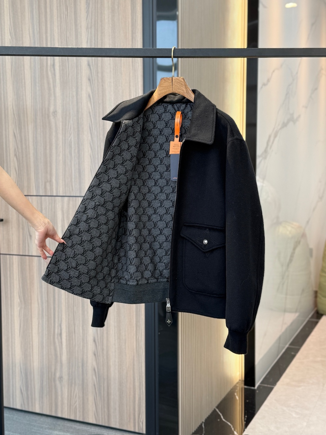 NO:676120,Friends who buy the higher version!  The presbyopia here is the key to whether we can verify and sell it at a higher price!  First of all, this presbyopia is not randomly printed, it is a double-sided silk-wool blended jacquard. The machine must use the most precise jacquard loom, and every stitch can be faultless. Those low-end products on the market are either presbyopia crooked, or the jacquard density is sparse, which is fake at first glance. Our version, from the neckline to the hem, the presbyopia pattern is perfectly symmetrical. The weaving process alone requires three times more work than others, but only in this way can we feel the genuine edge.  Secondly, the wool content must be 99% sheep wool + 1% mulberry silk. Don’t believe those lies about using chemical fiber mixed with wool. Customers will know it when they touch it. The black woolen fabric on the front is stiff and the reverse is soft and waxy. If you burn it and smell it (wool is burnt) and look at the ash (powder form), it’s all evidence of the authenticity.  Now, when experts look at a product, they first look inside to see the symmetry of the presbyopia. We keep this check, and then add details such as hardware (zipper pullers, pocket buckle engraving clarity, metallic texture), topstitching (Monogram flower stitch density), etc. Only in this way can customers feel that 'this product is hard enough' and are willing to pay for our craftsmanship.,,Top Customize119860909买高版的伙伴们！ 这内里老花是咱们能不能验证 、能不能卖上价的命门！ 首先 ,这老花不是随便印的,是双面丝毛混纺提花,机器得用最精密的提花织机,每一针都不能错.市面上那些low货,要么老花歪七扭八,要么提花密度稀稀拉拉,一眼假.咱们这版,从领口到下摆,老花图案严丝合缝对称,光这织造工艺就得比别人多耗3倍工时,但只有这样,才算摸到正品的边. 其次,羊毛含量必须实打实99绵羊毛+1桑蚕丝.别信那些用化纤混羊毛的鬼话,客户一摸就知道.咱们这面料,正面黑呢子挺括,反面老花软糯,烧一下闻味（羊毛焦香）、看灰（粉末状）,全是真材实料的证据. 现在行家看货,先翻内里瞧老花对称度.咱们把这关守住了,再配上五金（拉链头、口袋扣的刻字清晰度、金属质感）、明线（Monogram花卉的针脚密度）这些细节,才能让客户觉得“这货够硬”,愿意为咱们的工艺买单.,,Top Customize1,Men's clothing